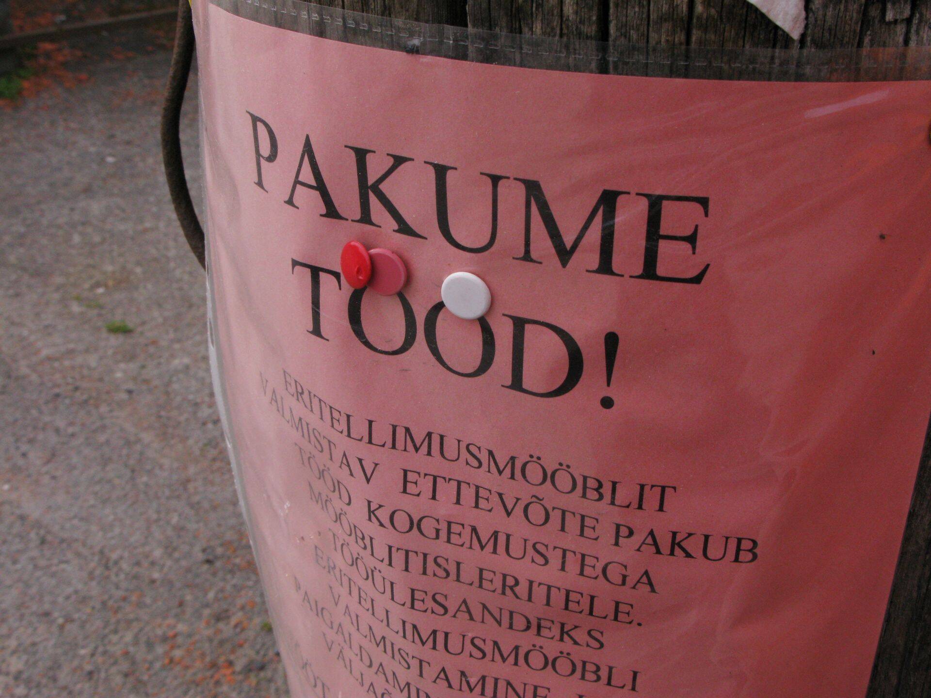 Töökuulutus posti küljes
