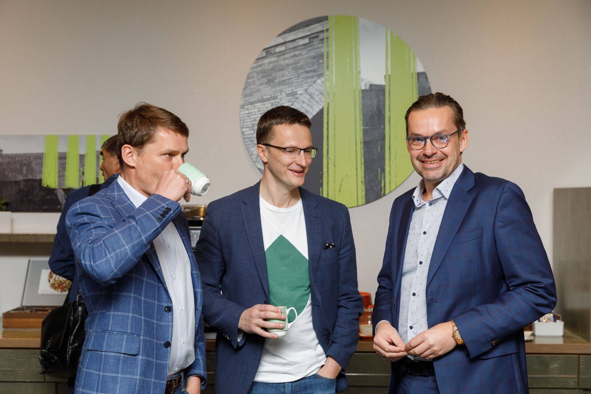 Viljar Arakas (paremal) aktsionäride koosolekul.