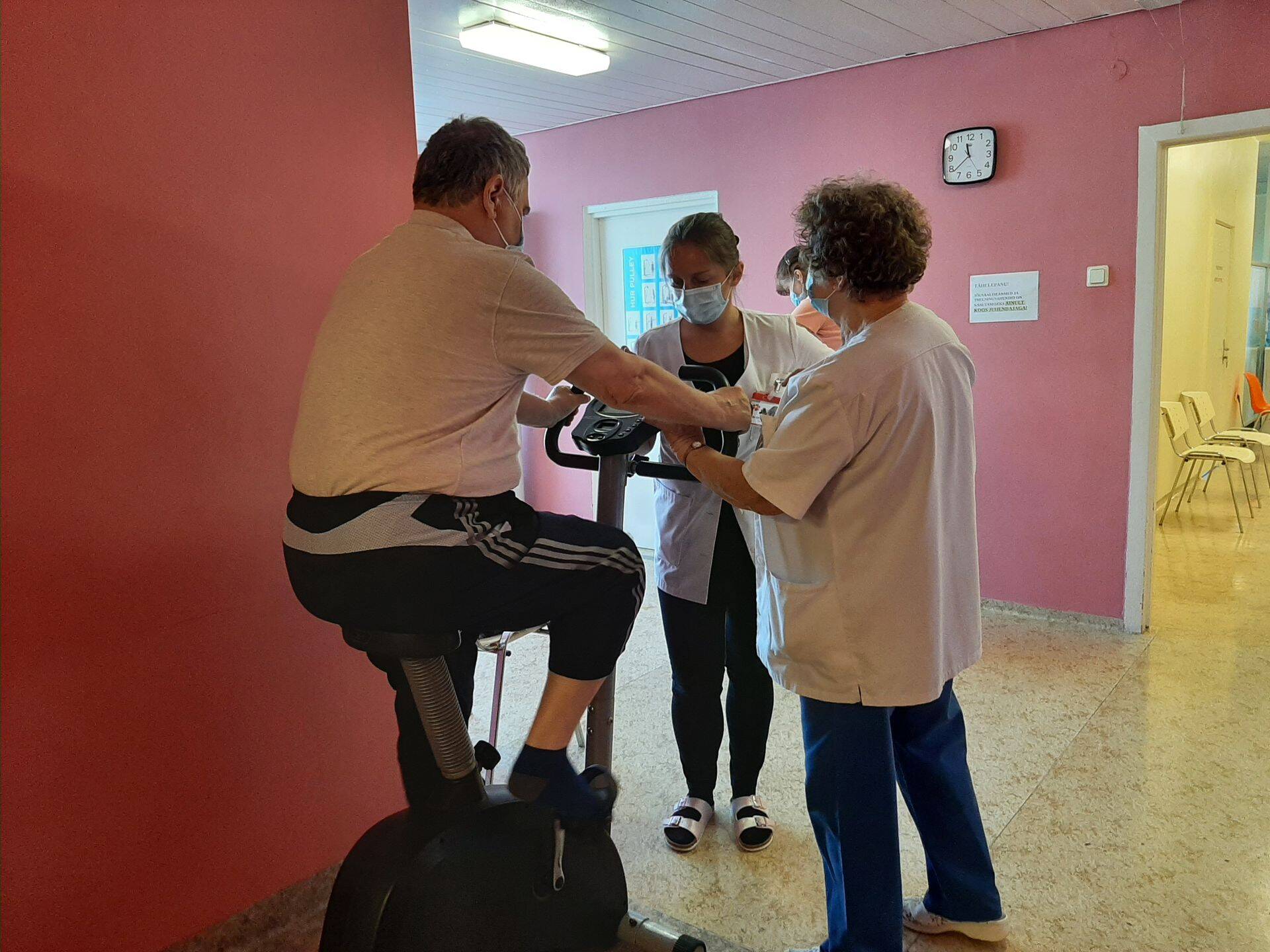 Viljandi haigla esimese COVID-järgse taastusravi patsiendi kolmandal füsioteraapiaseansil osaleb ka taastusraviarst Krista Lääne. Patsient põdes raskelt kopsupõletikku, COVIDi põdemise järel jäid püsima hingamisraskused ja koormustaluvuse langus. Teda aidatakse aeroobse treeninguga kopsu- ja südametöö tugevdamiseks ning viiakse läbi üldist lihastoonust arendav treening.