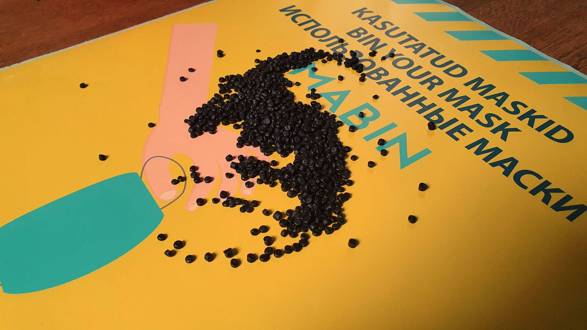 Ühekordse maski näol on prügi mõistes tegemist komposiittootega, mis sisaldab metalli, plasti ja kummi, mis tuleb eraldada. Kasutatud maskide ümbertöötlemisest saadakse firmas WeeRec mustad plastgraanulid, mis segatakse firma teise toodangu hulka.