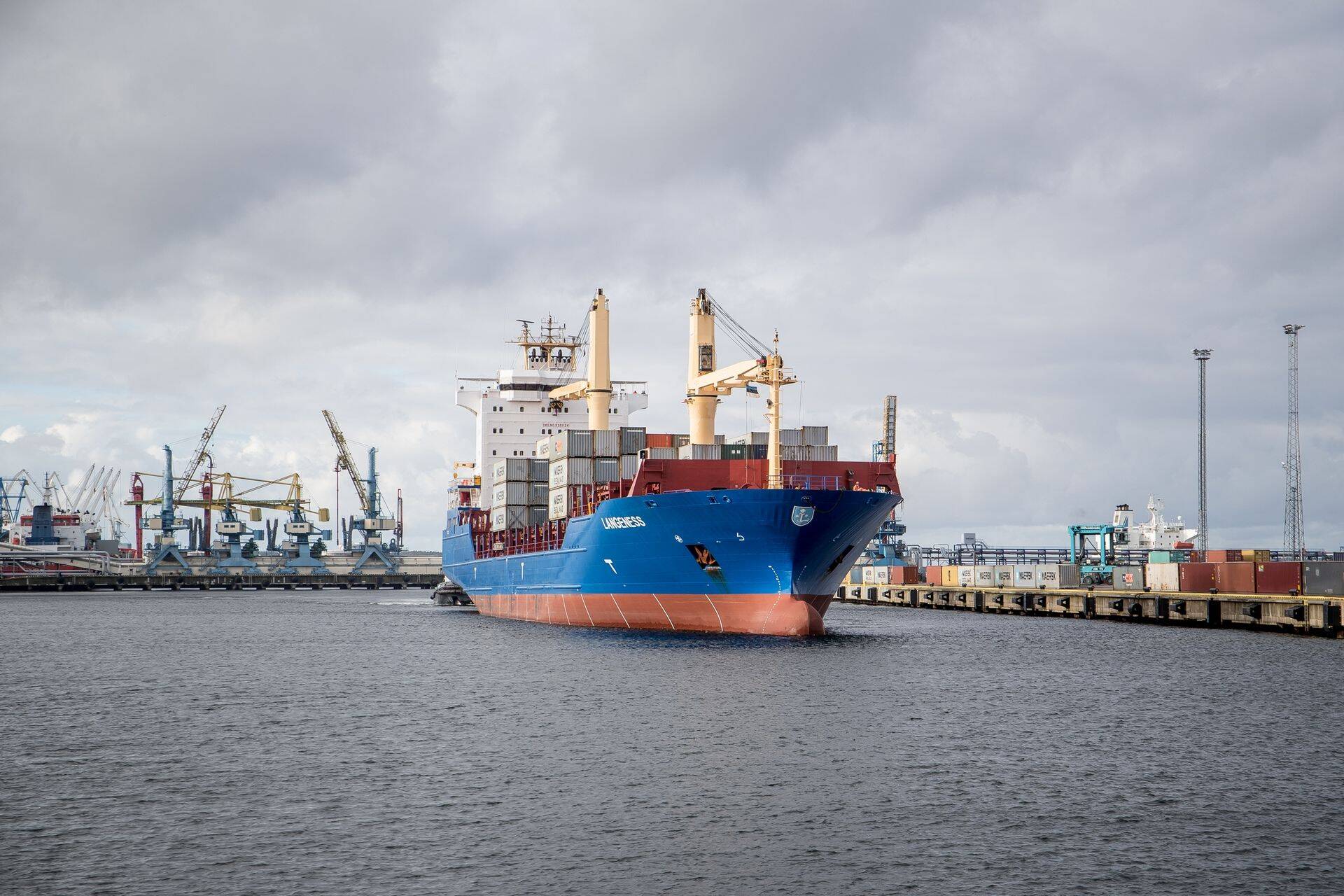 Antiqua & Barbuda lipu all seilav konteinerlaev Langeness väljumas Muuga sadamast.