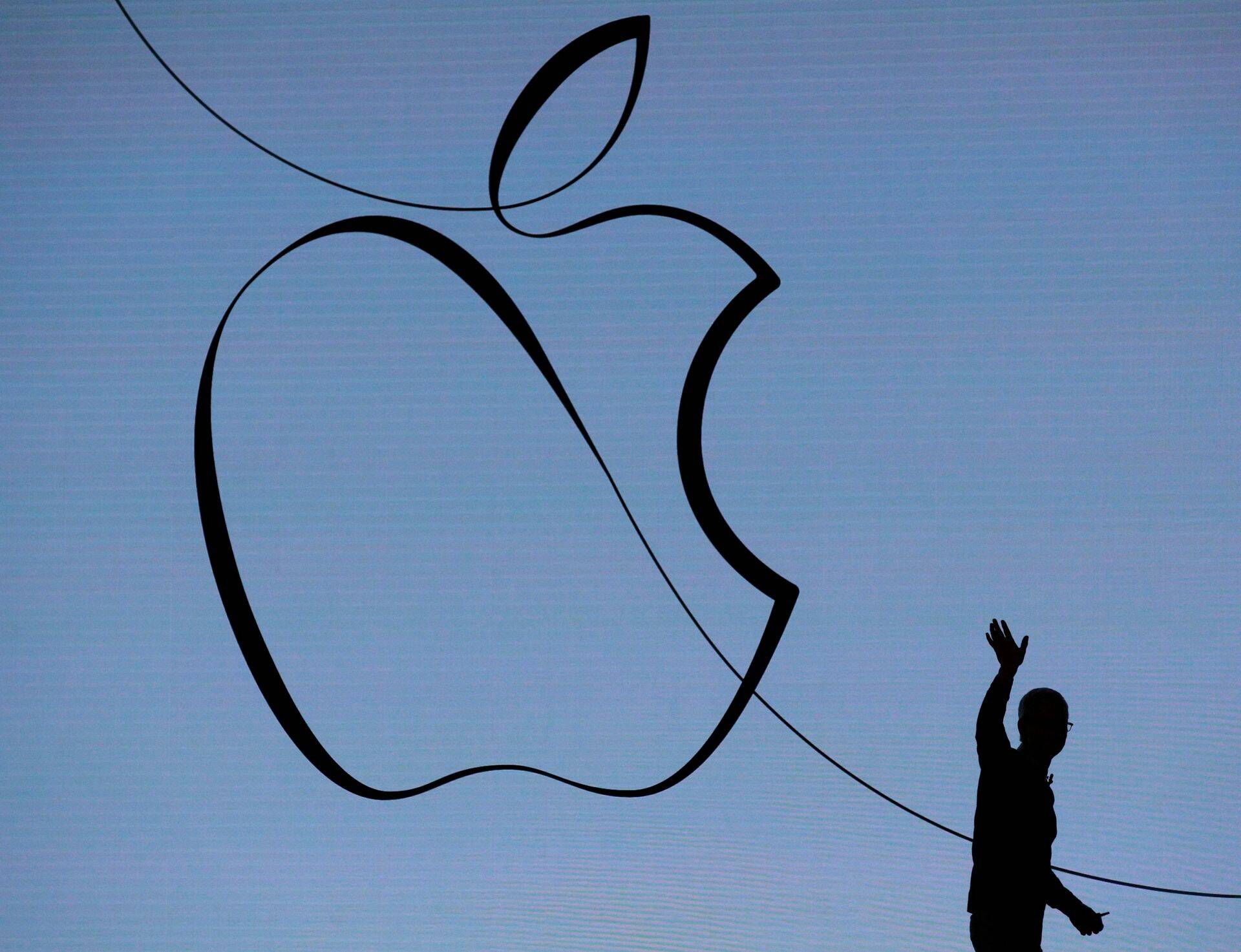 Apple'i juht Tim Cook kõnet pidamas.