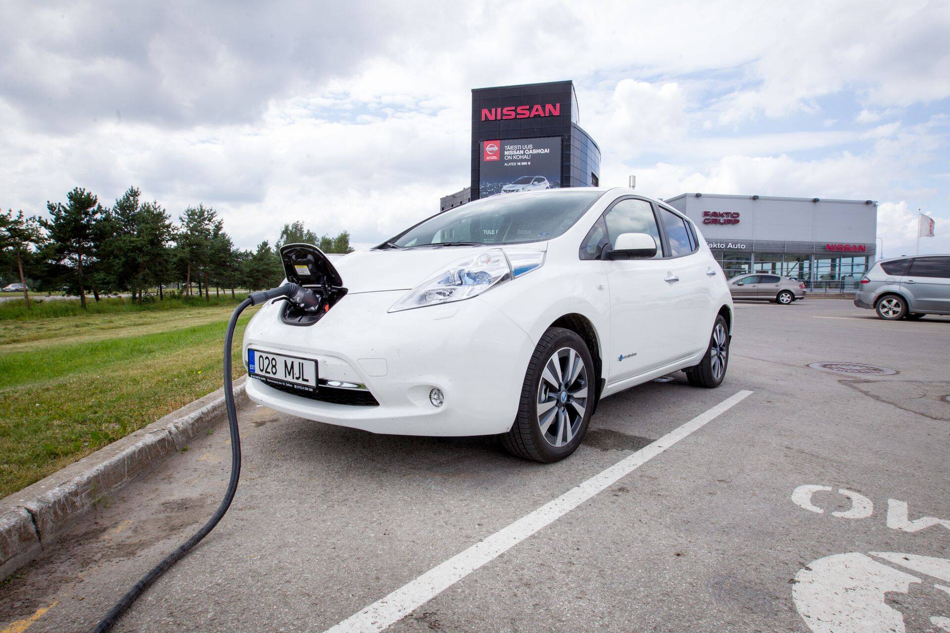 Elektriauto laadimas ELMO elektrilaadimisjaamas.