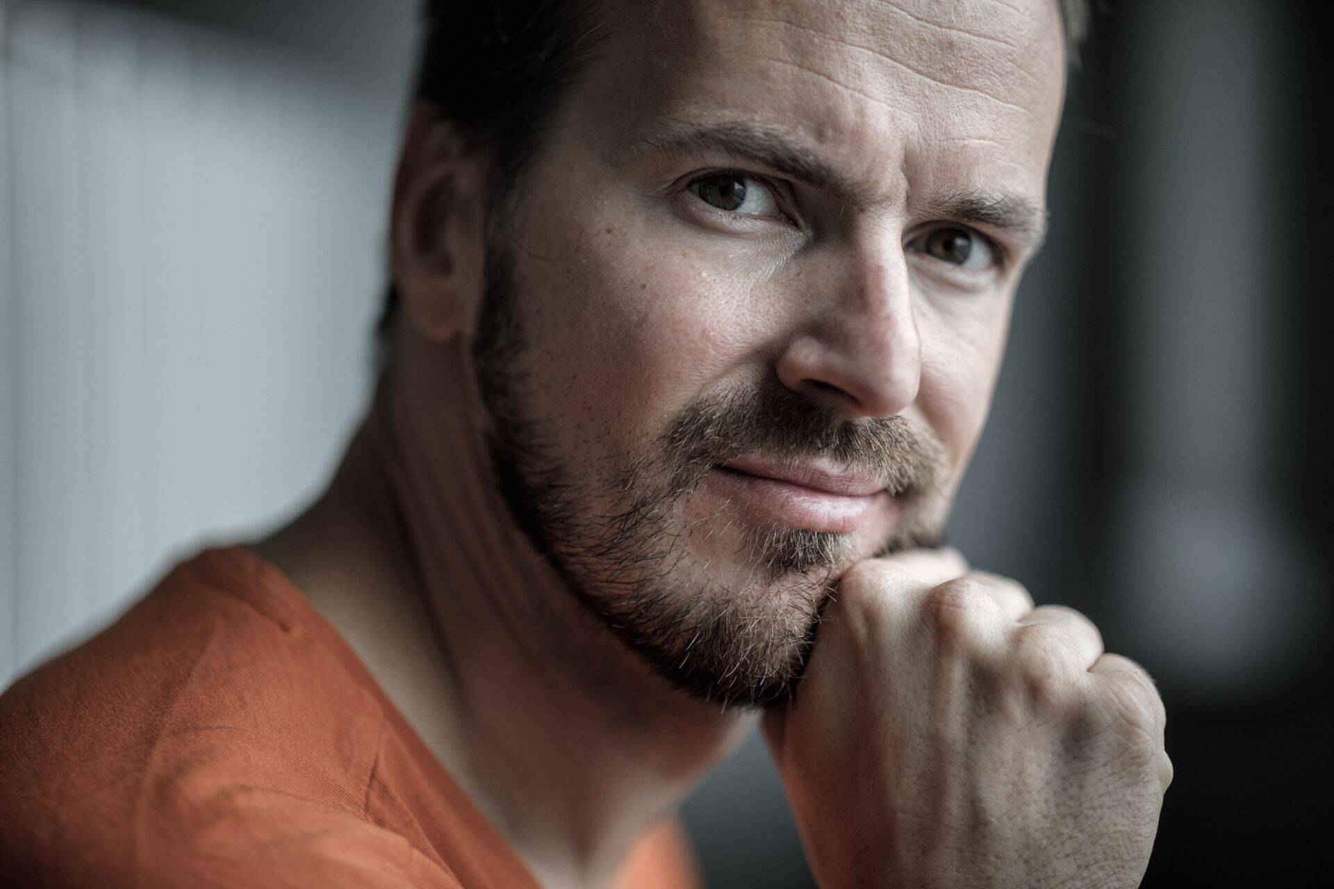 TransferWise´i looja Taavet Hinrikus investeeris LHV aktsiasse, kuigi pank on TransferWise´i konkurent rahvusvaheliste maksete alal. Ka konkurentpanga pensionifondid on hammustanud suure tüki turule paisatud uutest LHV aktsiatest.