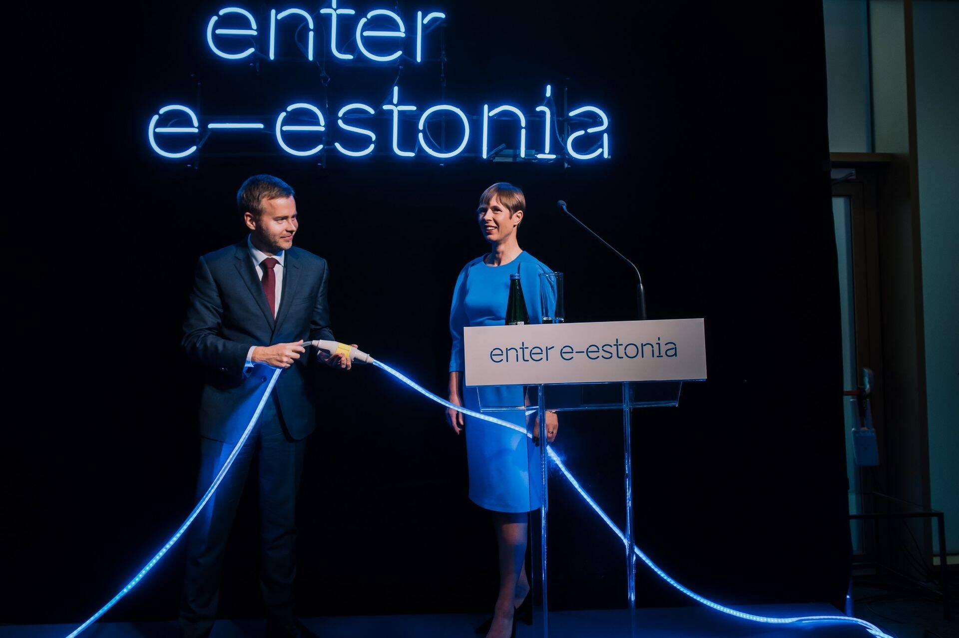 Minister Rene Tammist ja president Kersti Kaljulaid esitluskeskust avamas.