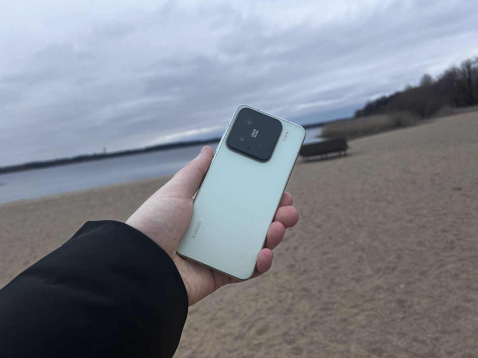 Telefonil on väljapaistev kaameramoodul, mis peidab endas kolme 50-megapikslist kaamerat.