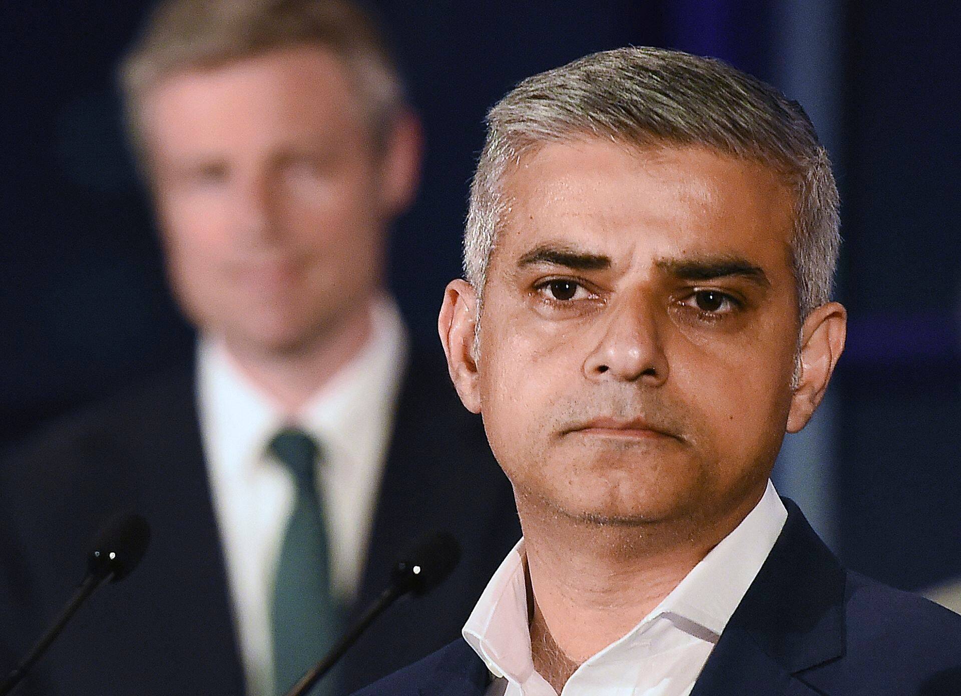 Londoni uus linnapea Sadiq Khan eile oma võidukõnet pidamas, taamal seisab tema vastaskandidaat Zac Goldsmith.