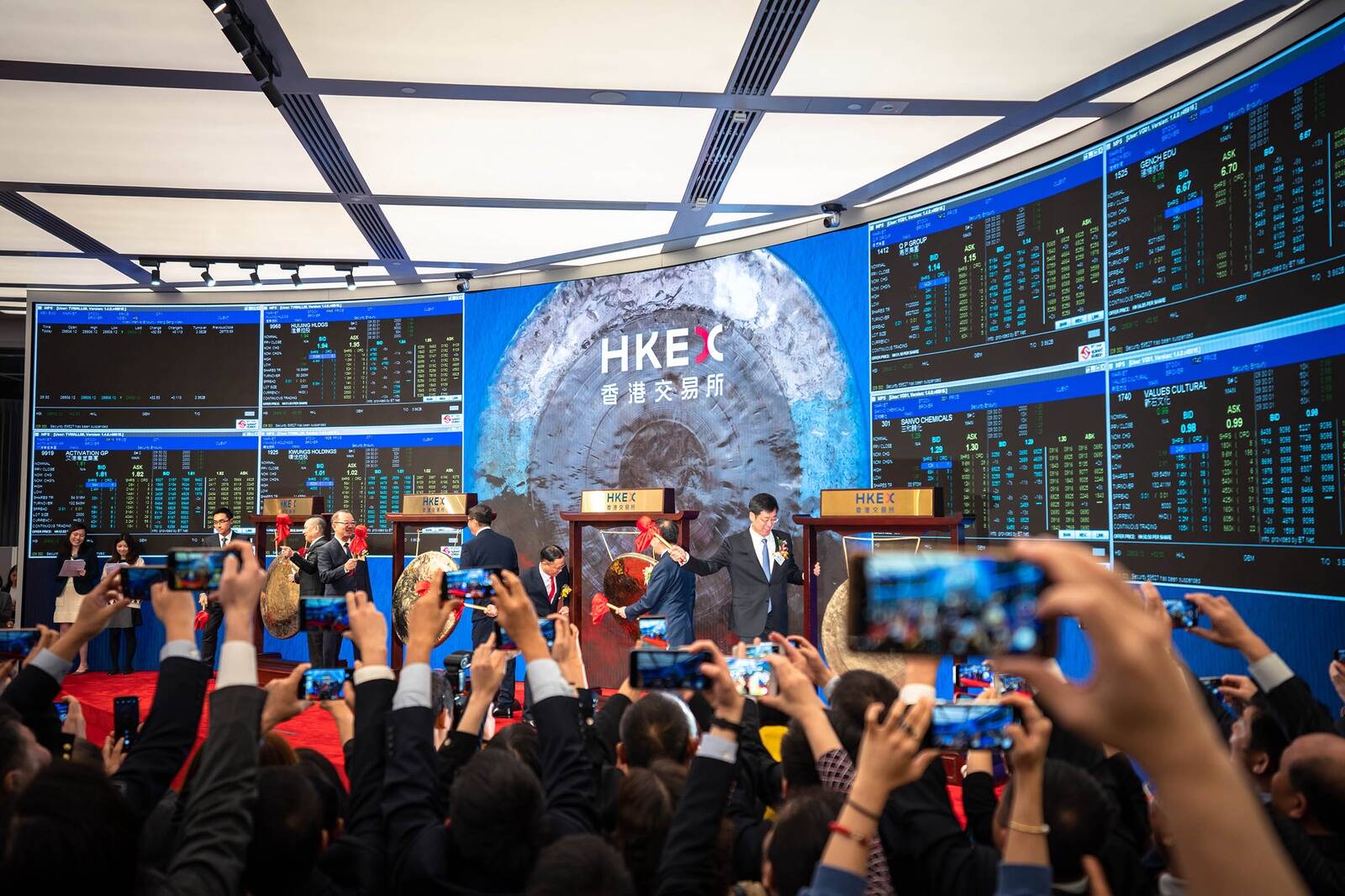 IPO tseremoonia Hong Kongi börsi suures saalis.