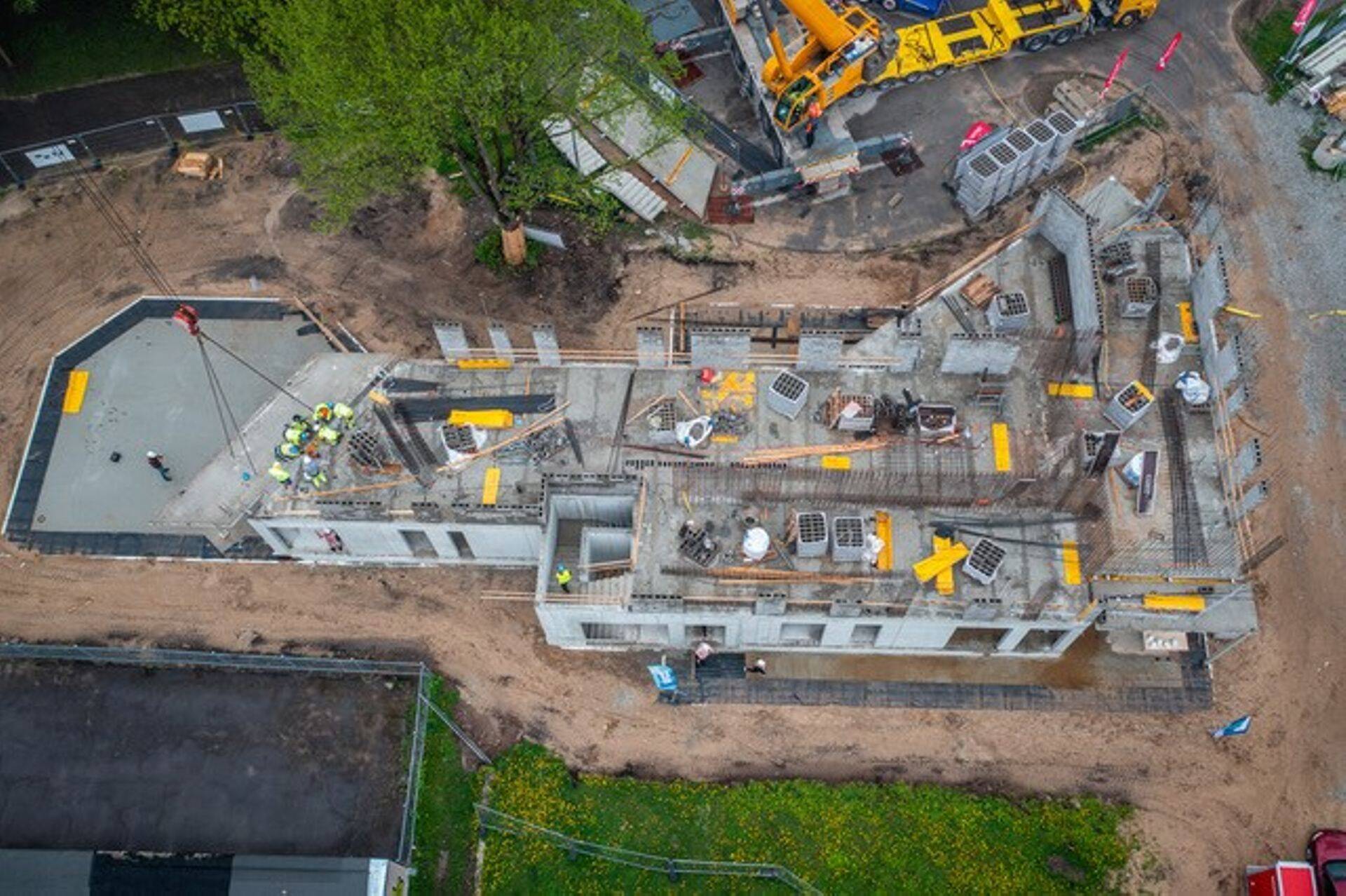 Peatselt valmiv hoone kino Kosmose vahetus läheduses