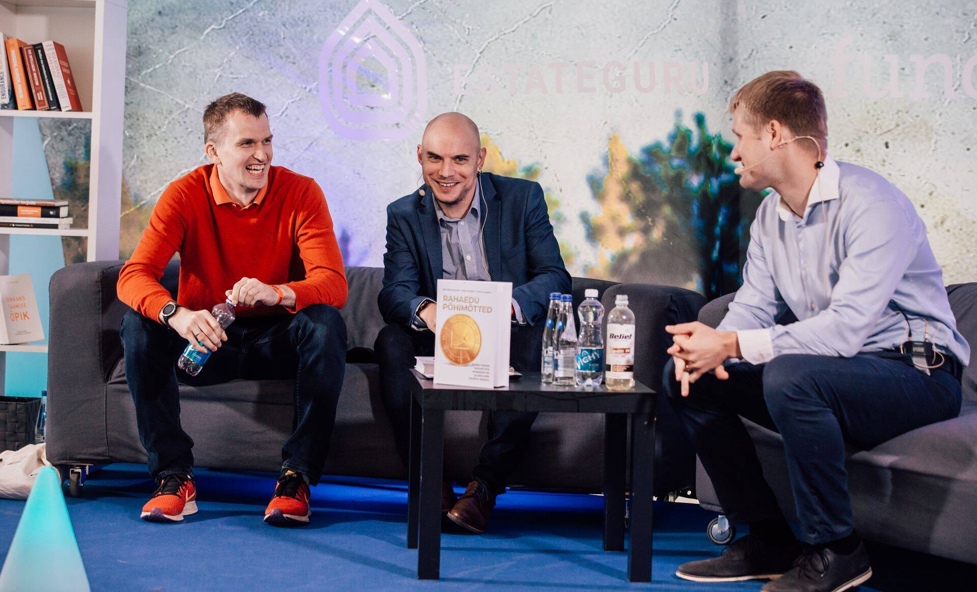 Tõnn Talpsepp, Tarvo Vaarmets ja Kristjan Liivamägi Investeerimisfestivalil esitlemas oma raamatut „Rahaedu põhimõtted“ 2020 a juulis.