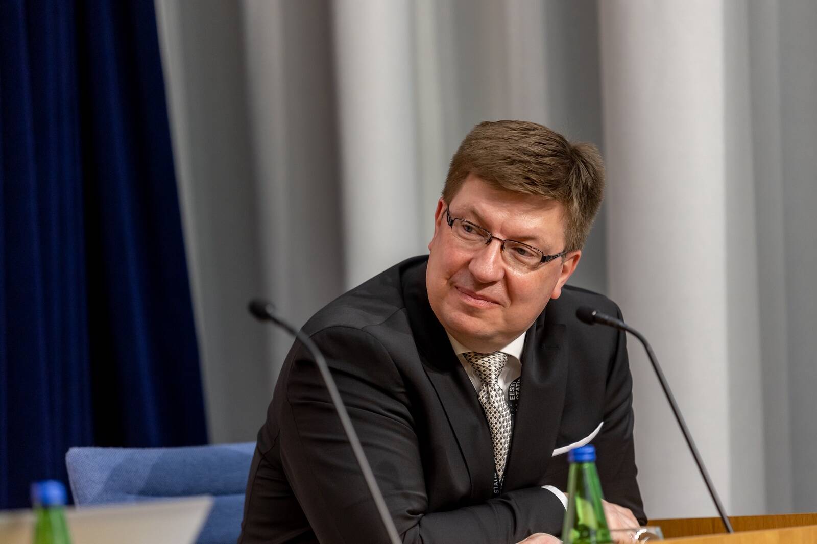 2021. aastast statistikaameti peadirektori ametit pidanud Urmet Lee on täna pragada saanud igalt poolt, kust vähegi võimalik.