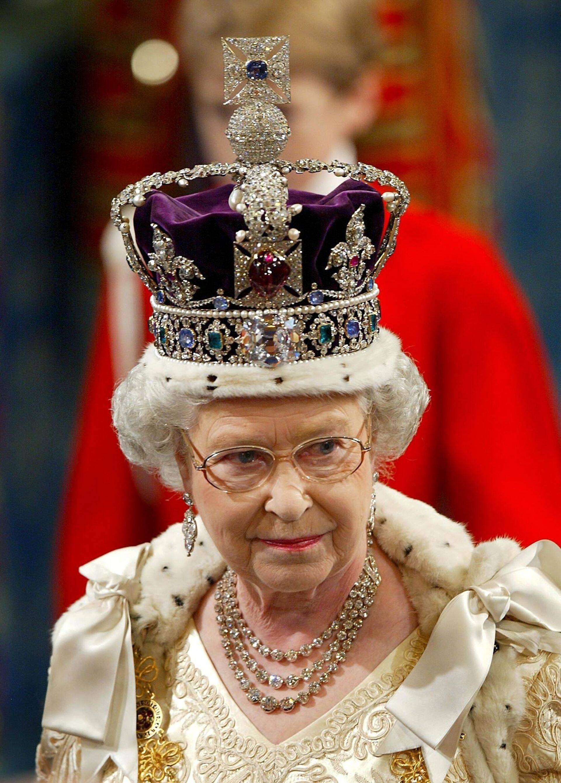 Kuninganna Elizabeth II ja tema kroon, mida ehib kuulus teemant Koch-i-Noor.