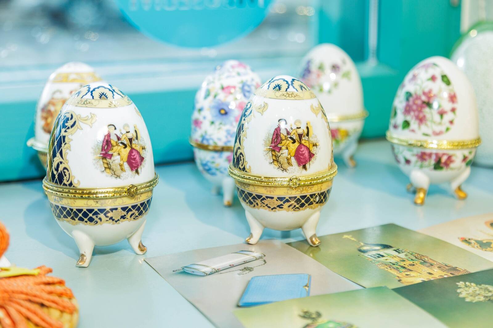 Siin fotol on Fabergé munade koopiad, mille omanik on Einar Härm. Ta on neid mune eksponeerinud ka Valga muuseumi näitusel.