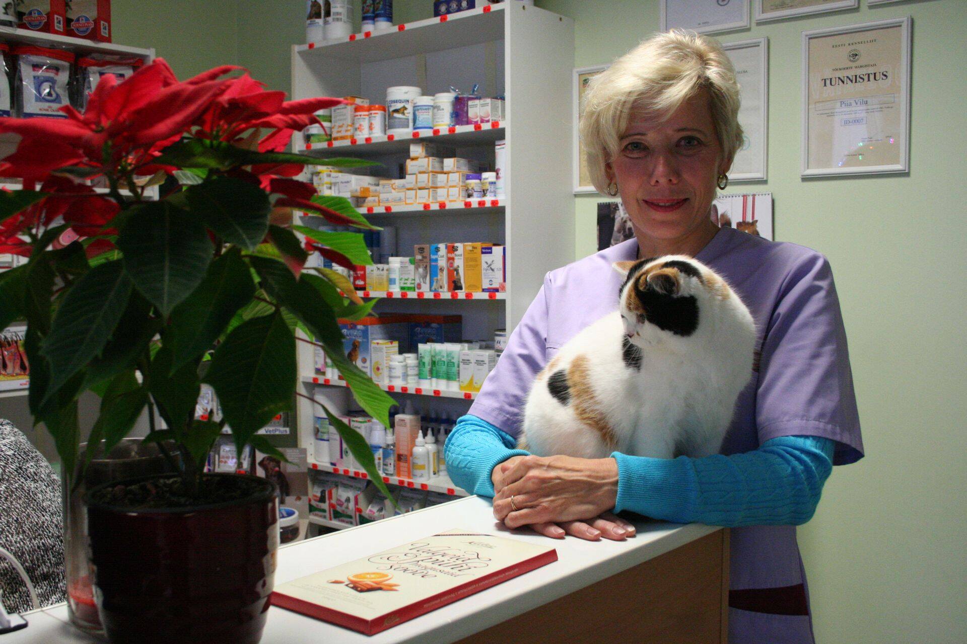 OÜ Viljandi Kliinika juhataja, loomaarst Piia Vilu kliinikus oma kassiga.