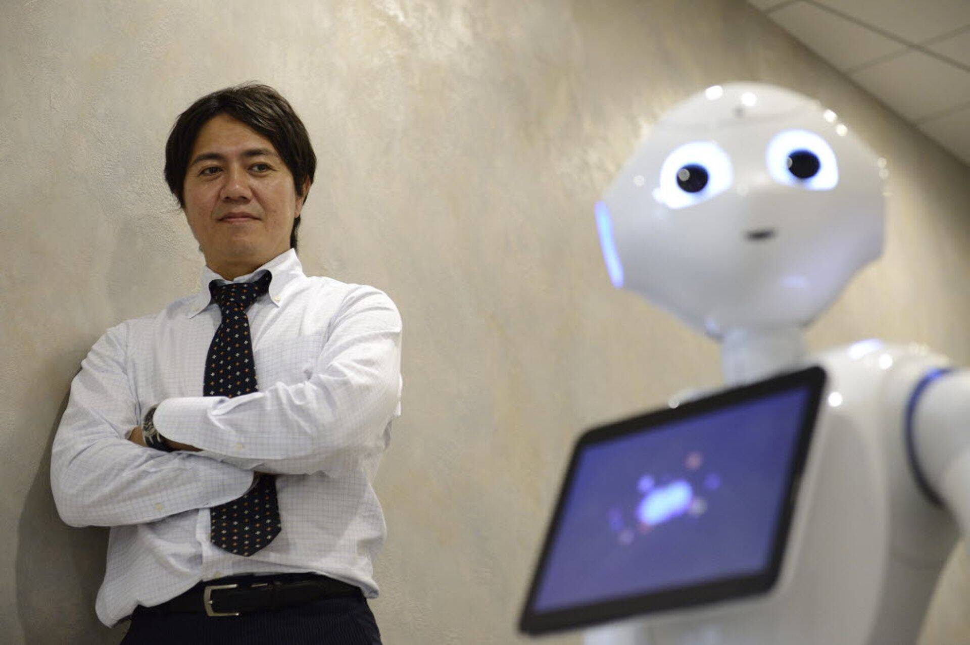 Ettevõtte SoftBank Robotics robot (paremal).