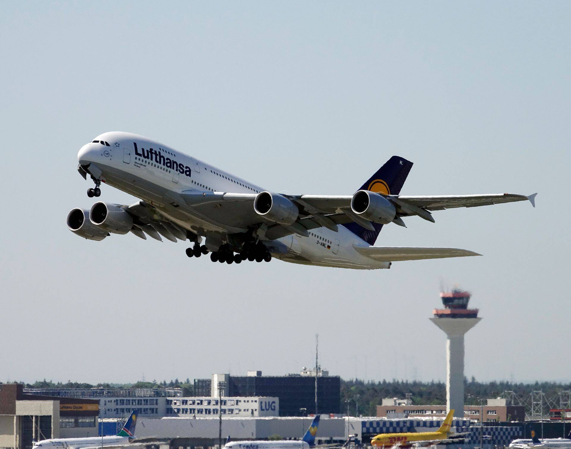 Lufthansa aktsia langes viimase aasta madalaimale tasemele, kui teatas oodatust nõrgemast kvartalikasumist.