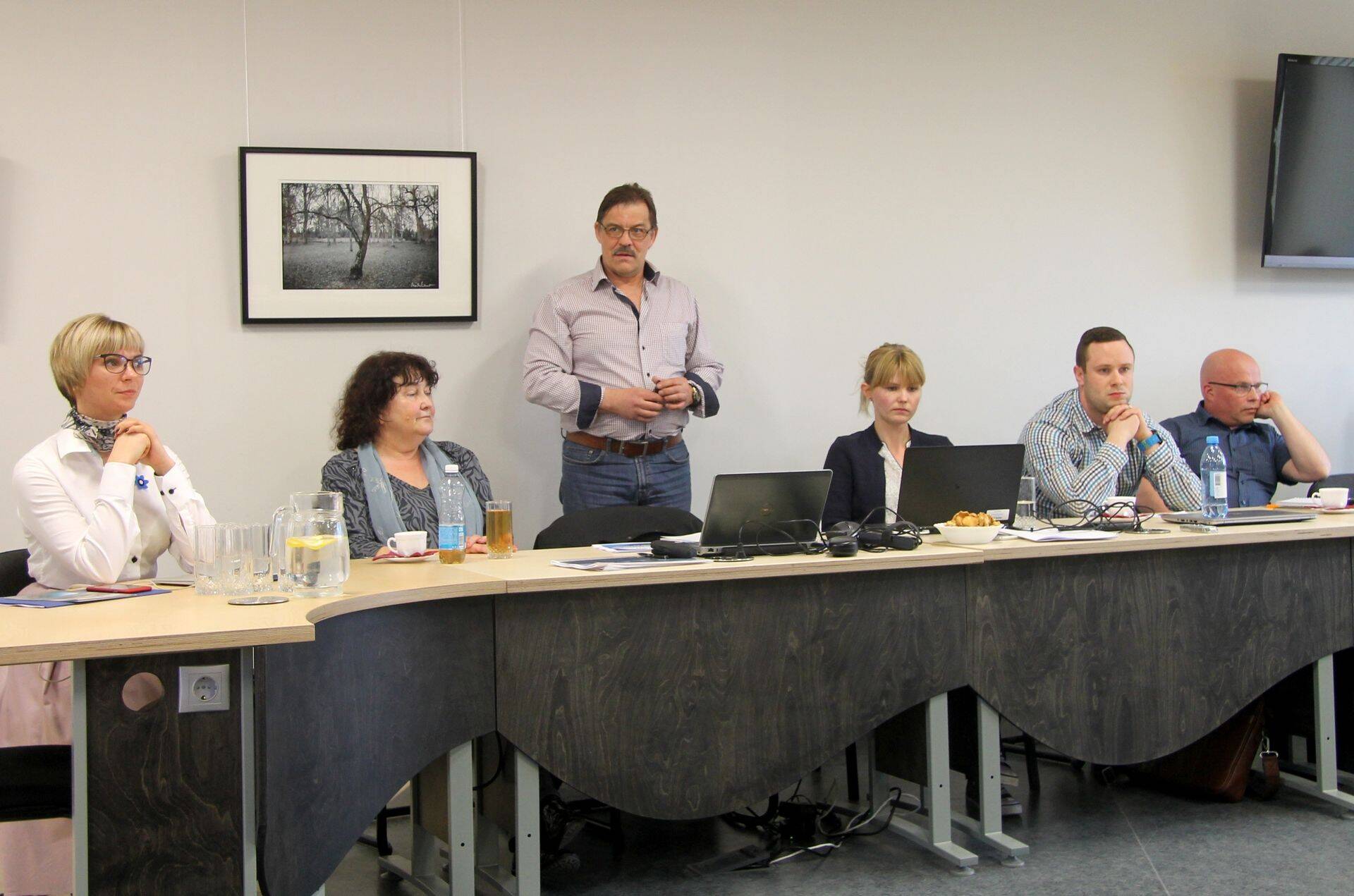 Aprillis Hiiumaal toimunud avalikul kohtumisel ütles Nordic Trout AB tegevjuht Olof Karlsson, et Soome ja Rootsi rannikumeres hakkavad kalakasvatuseks sobilikud kohad otsa lõppema. Vallavanem Reili Rand vasakul.