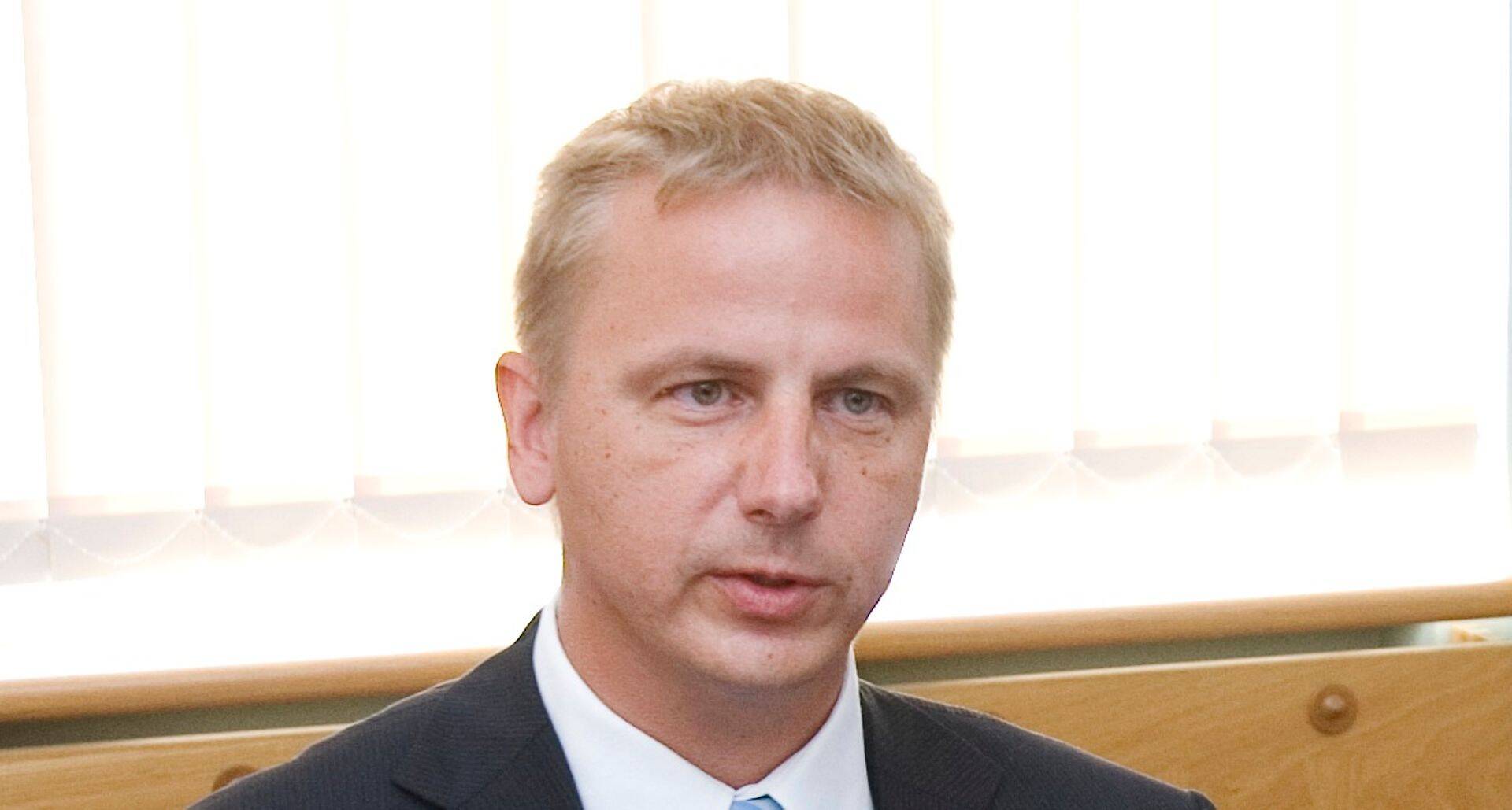 Telekommunikatsioonifirmad asutasid ministeeriumi toetusel Eesti Lairiba Arenduse Sihtasutuse. Lepingu allkirjastamine majandus- ja komminikatsiooniministeeriumis