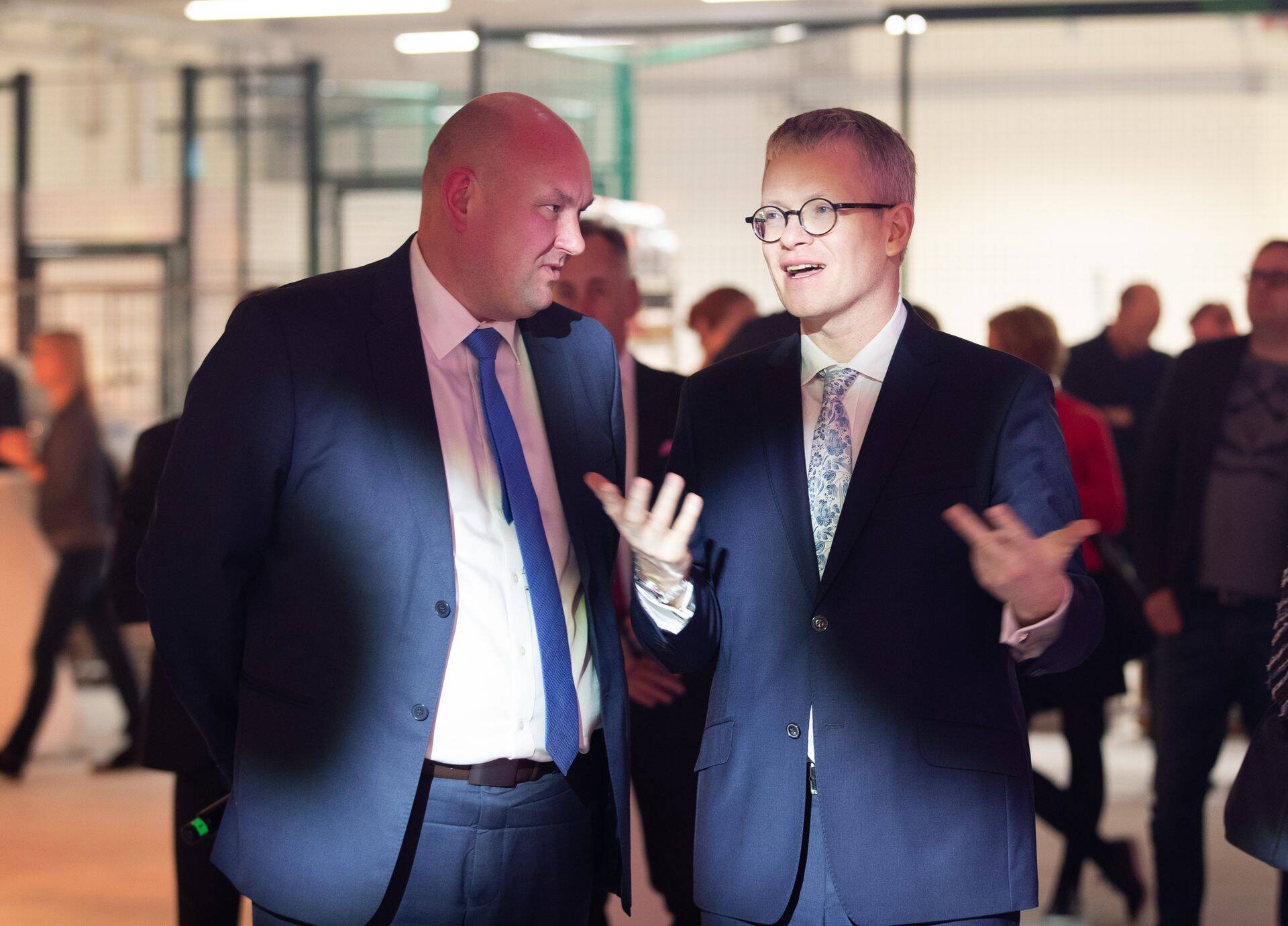 Janek Mäggi (paremal) tuleb hommikuprogrammi arutama, kas Eesti kommunikatsiooniettevõtted tohiksid Vene ettevõtteid esindada ja neile nõu anda.