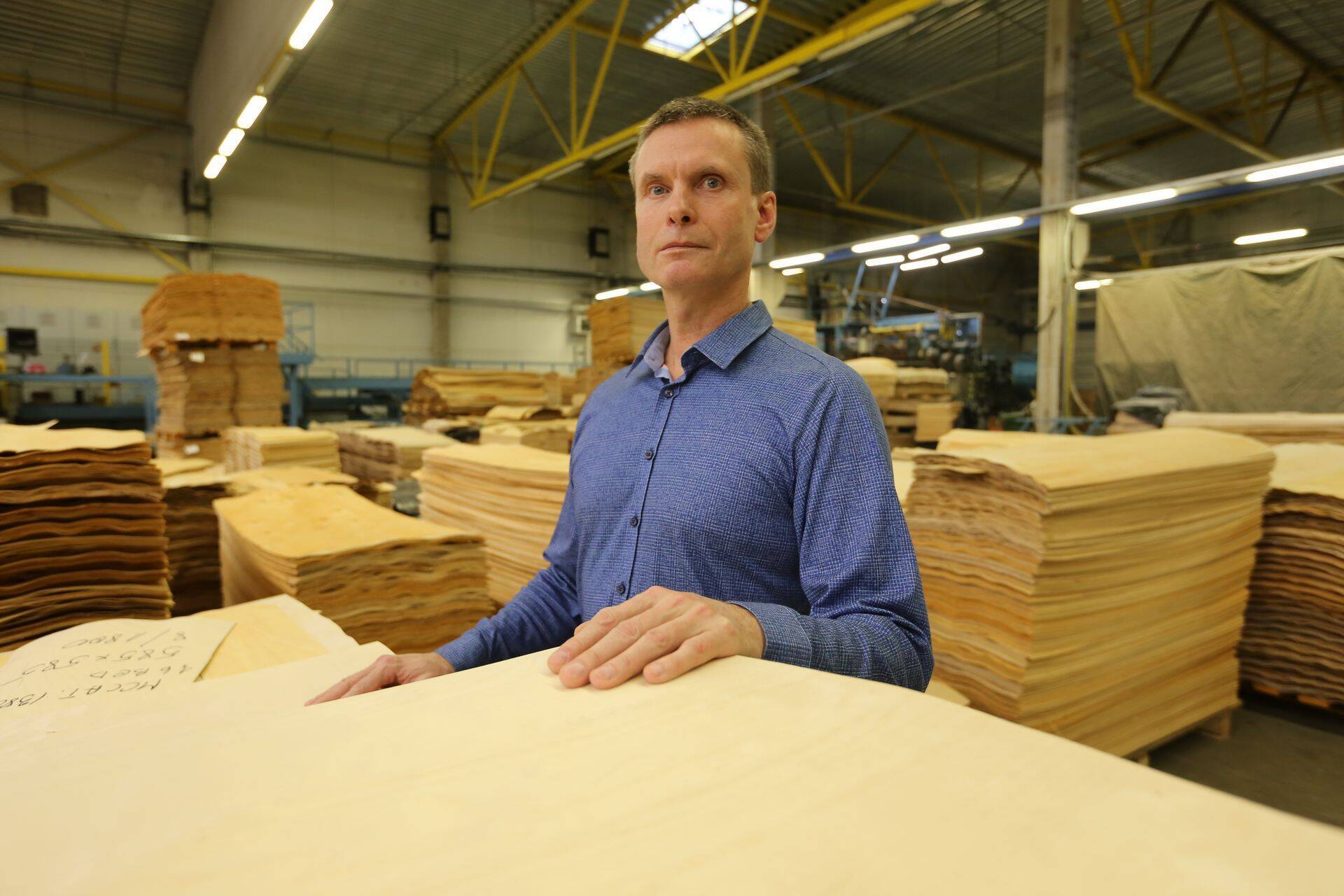 Pärnumaal Audru vallas asuva spoonitootja OÜ Valmos tegevjuht Heiki Vahernets vineerispooni tehases.