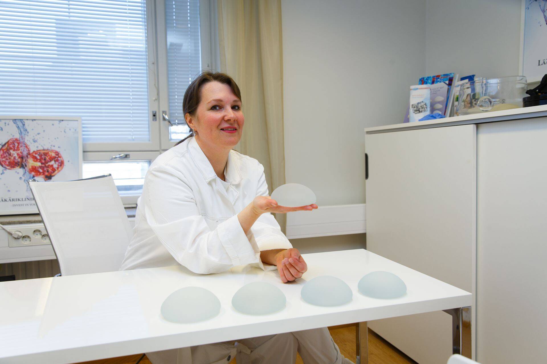 Plastikakirurg Mare Malva on hinnatud spetsialist mõlemal pool Soome lahte, patsientide järjekord tema kabineti taga Helsingis iluravi erakliinikus on muljetavaldav.