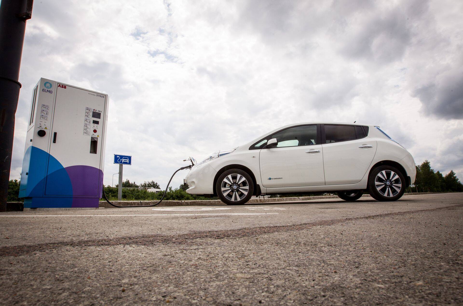 Elektriauto laadimine.