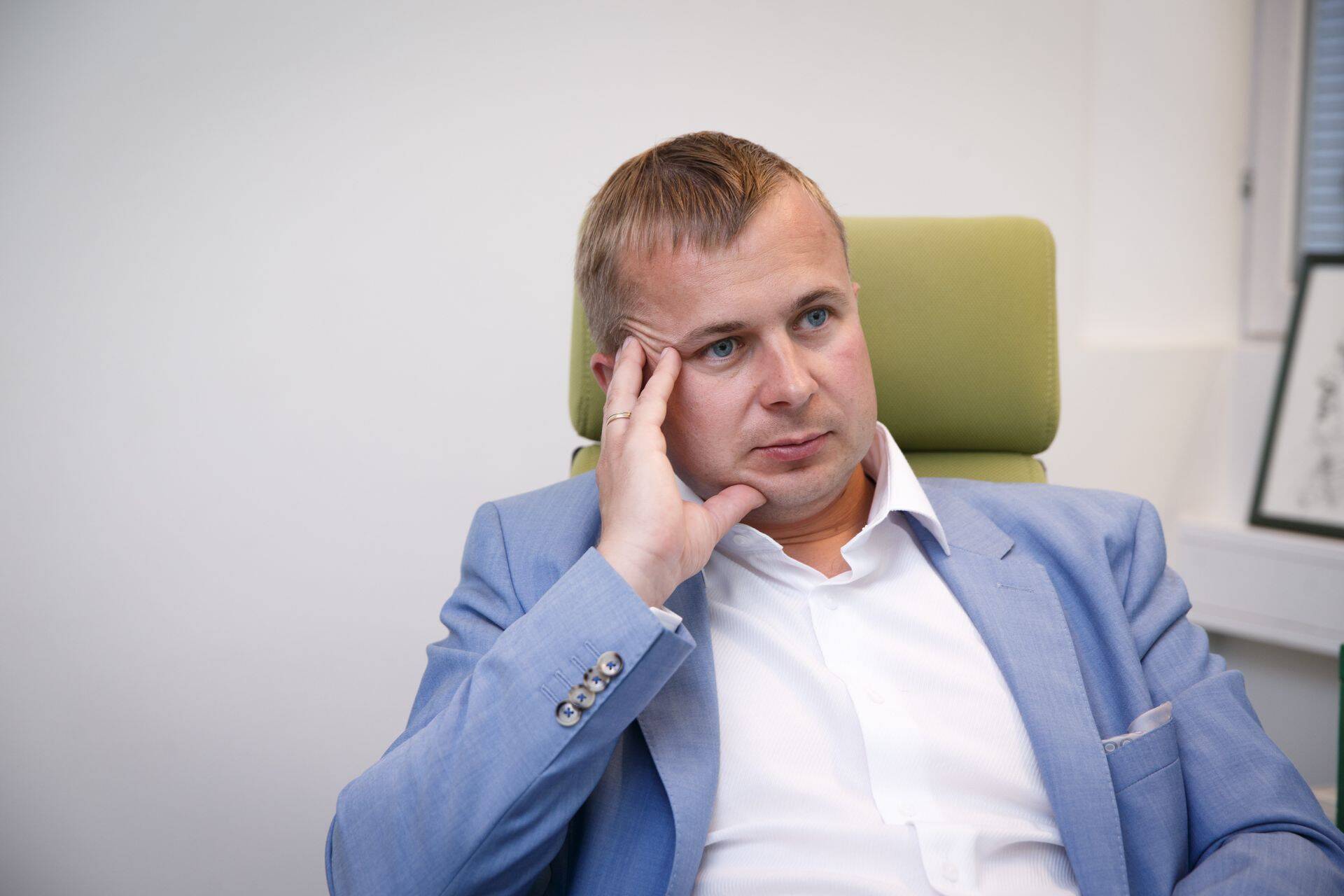 Vandeadvokaat Enno Heringson lükkab süüdistused ümber. "Mind püütakse kiskuda isikute vahel puhkenud äritülisse," lausus ta.