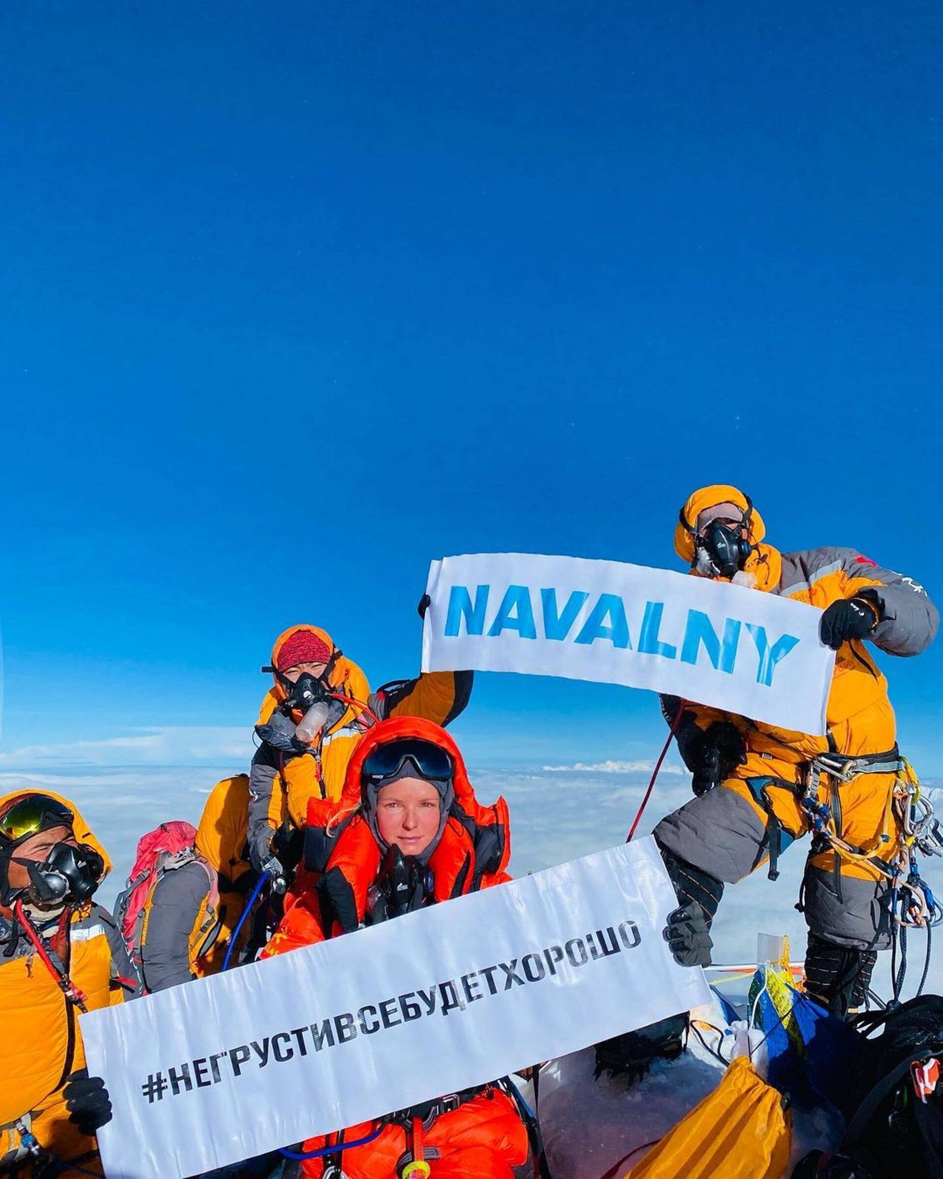 Во время своего первого восхождения на высочайшую вершину мира в 2021 году Катя Липка развернула на вершине горы Эверест плакат в поддержку российского оппозиционного политика Алексея Навального, находящегося в тюрьме.