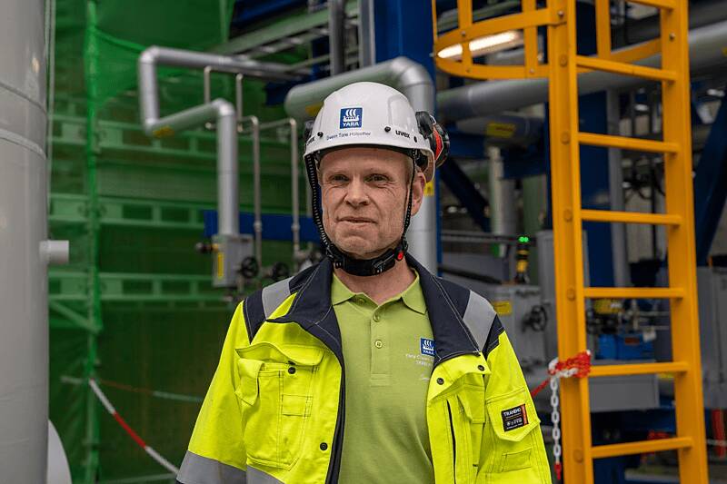 Yara tegevjuht Svein Tore Holsether Yara taastuvvesinikutehase ametlikul avamisel.