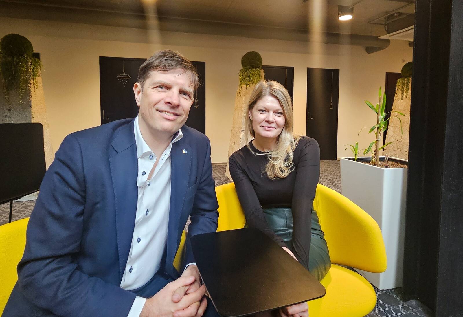 Saatejuht Priit Kallas Dreamgrowst ja Nobel Digitali partner Anni Kitsing.