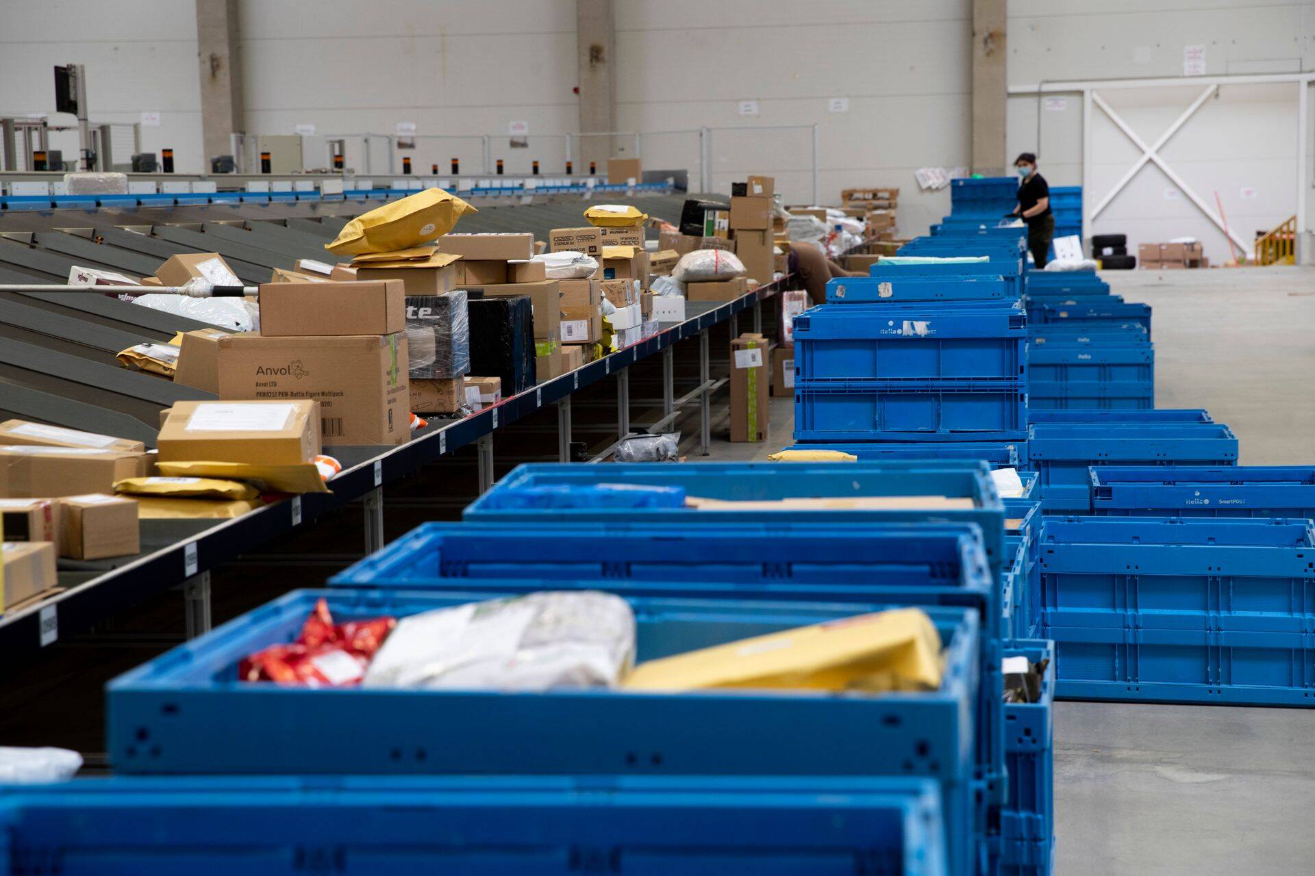 Mis täpselt on neid pakkides ja kas sellelt on ka õiglaselt maksu makstud, ei tea lõpuni mitte keegi.