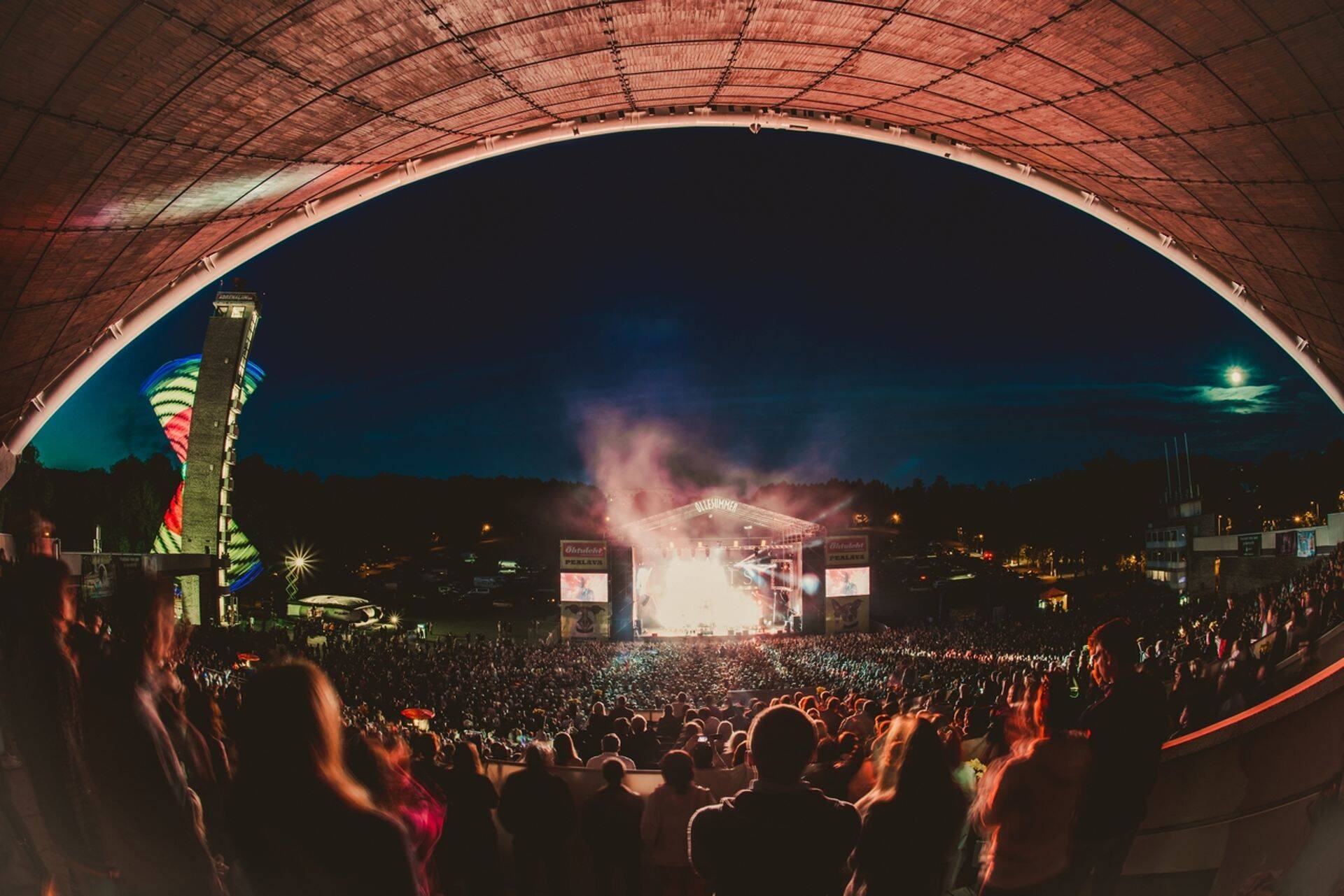 Eesti festivalide korraldajad võõrustavad festivali ajal rõõmuga ka firmapidusid. Õllesummeril on võimalik ühendada näiteks firmasündmus muusikaalaga, panna püsti täiesti oma ala või siduda mõni festivali ala ja oma esinejad või tegevus.