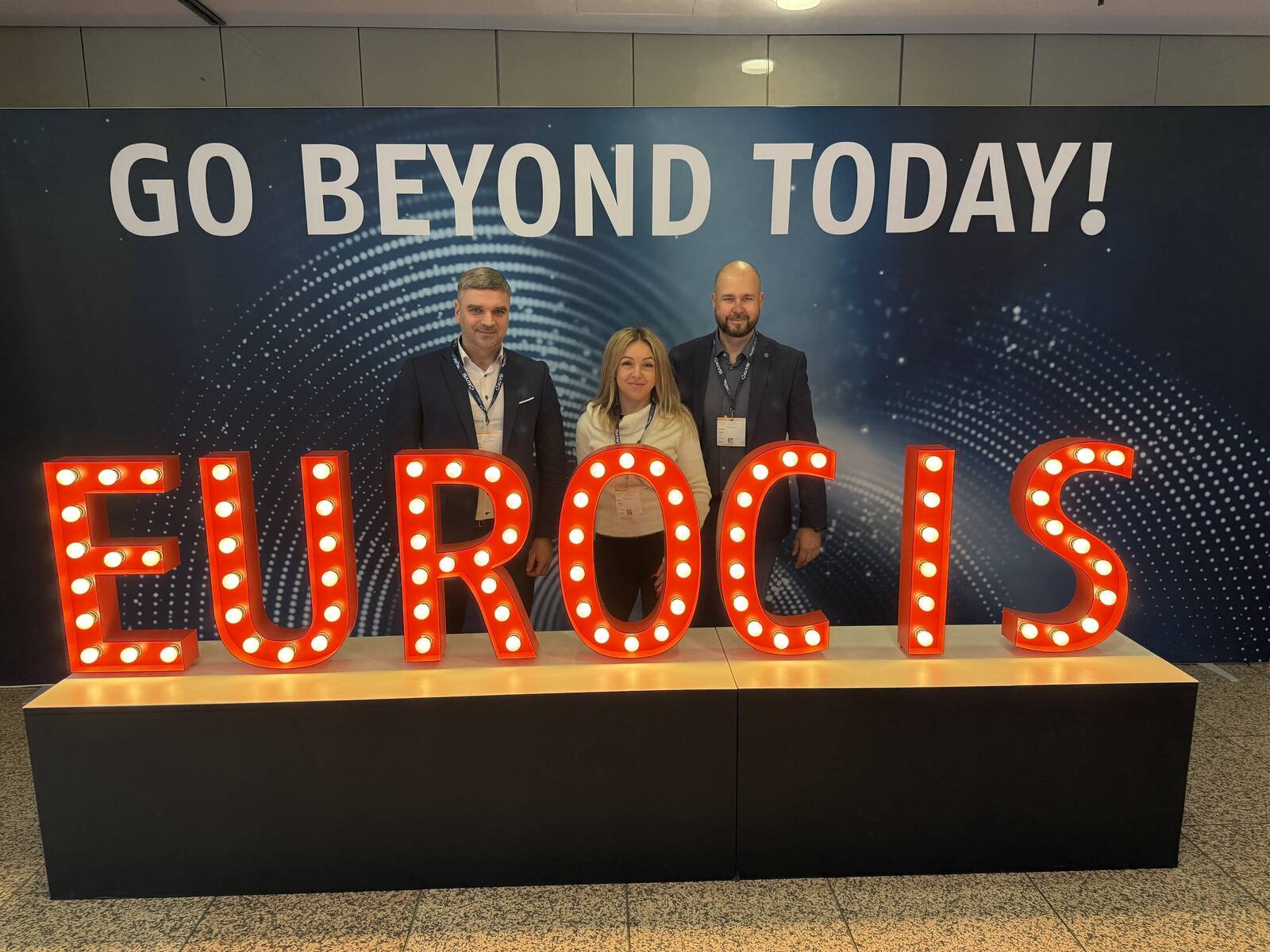 Hansabi müügi- ja turundusdirektor Rainer Saaron, kaubalahenduste müügijuht Helen Lutsoja ning makselahenduste ja multimeedia valdkonnajuht Andres Pillart EuroCIS 2025 messil.