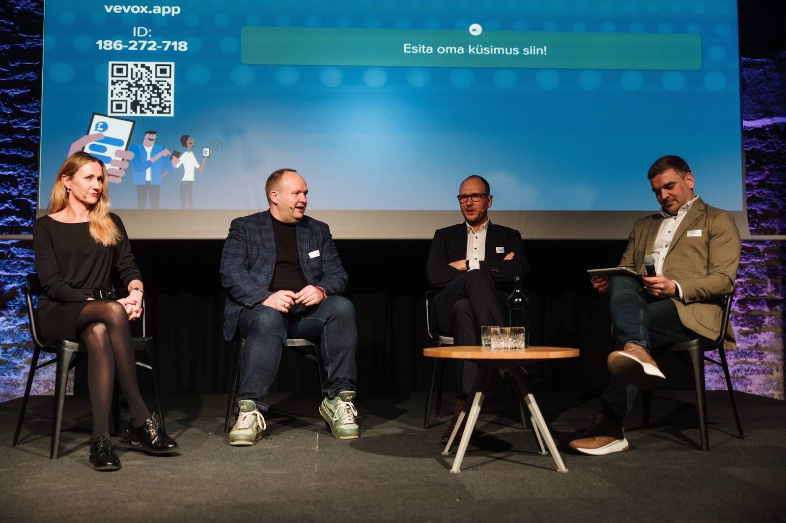 Hansabi seminari paneeldiskussioonis arutlesid digitaliseerimise teemal Euronicsi jaekaubanduse juht Kaidi Kelt, Apollo Digitali juht Oskar Rossar ja Hansab Groupi juhatuse esimees Janno Kallikorm. Paneeldiskussiooni juhtis Hansabi müügi- ja turundusdirektor Rainer Saaron.