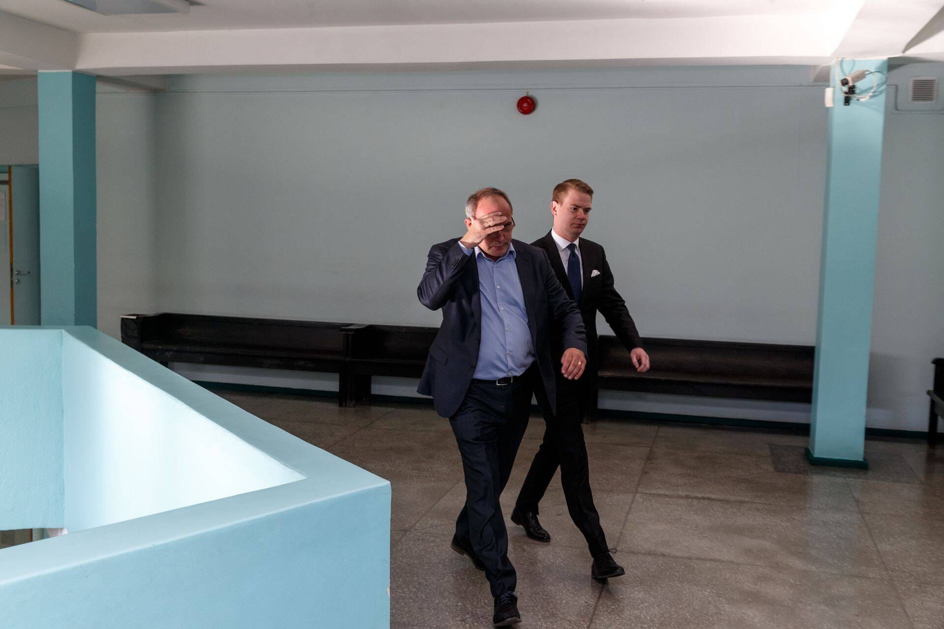 Margo Tomingas (vasakul) koos advokaat Oliver Nääsiga Harju maakohtus.