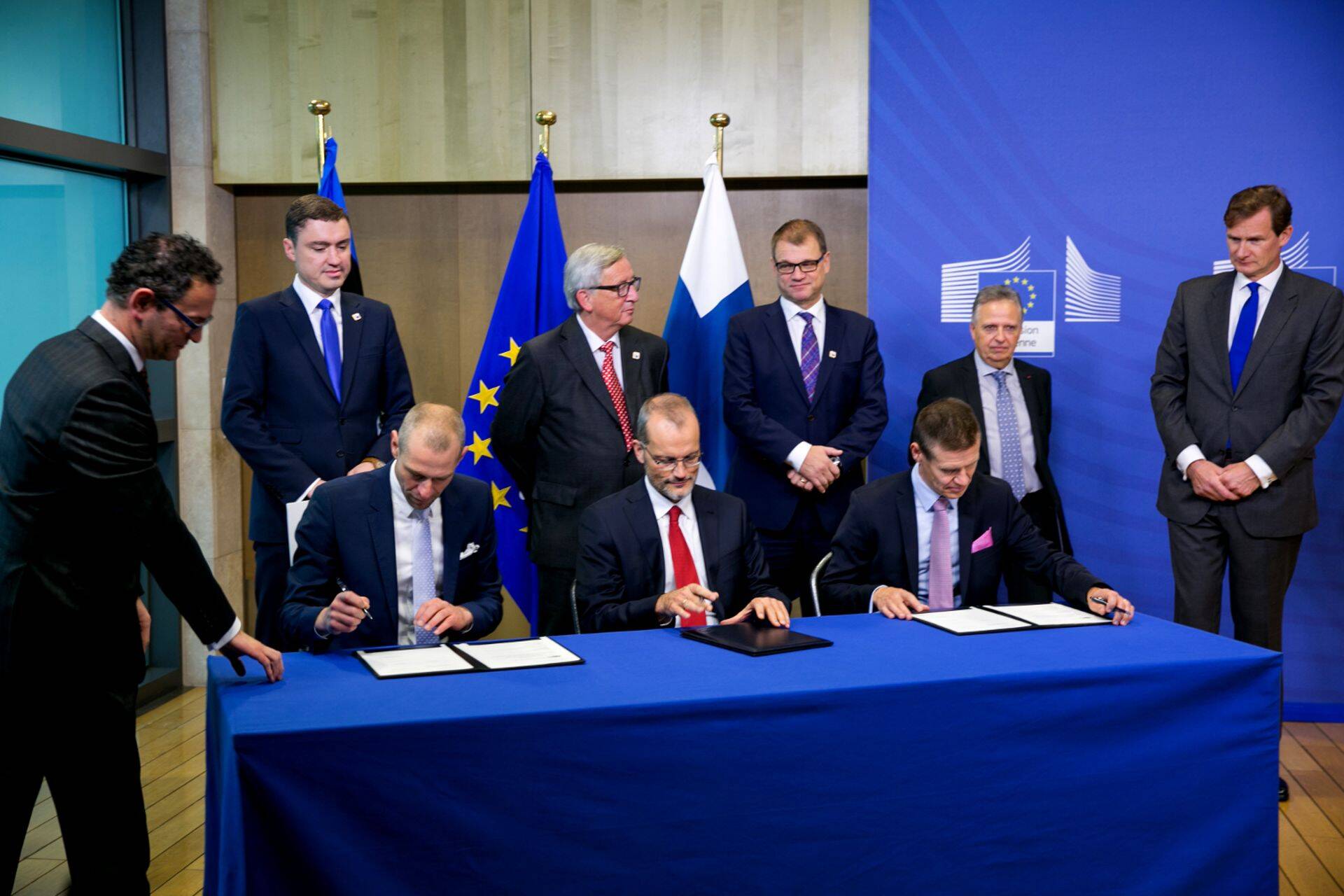 Balticconnectori rahastamislepingu allakirjutamine Brüsselis. Kokkuleppe sõlmimisel osalesid ka Euroopa Komisjoni president Jean-Claude Juncker, Eesti peaminister Taavi Rõivas ja Soome peaminister Juha Sipilä.
