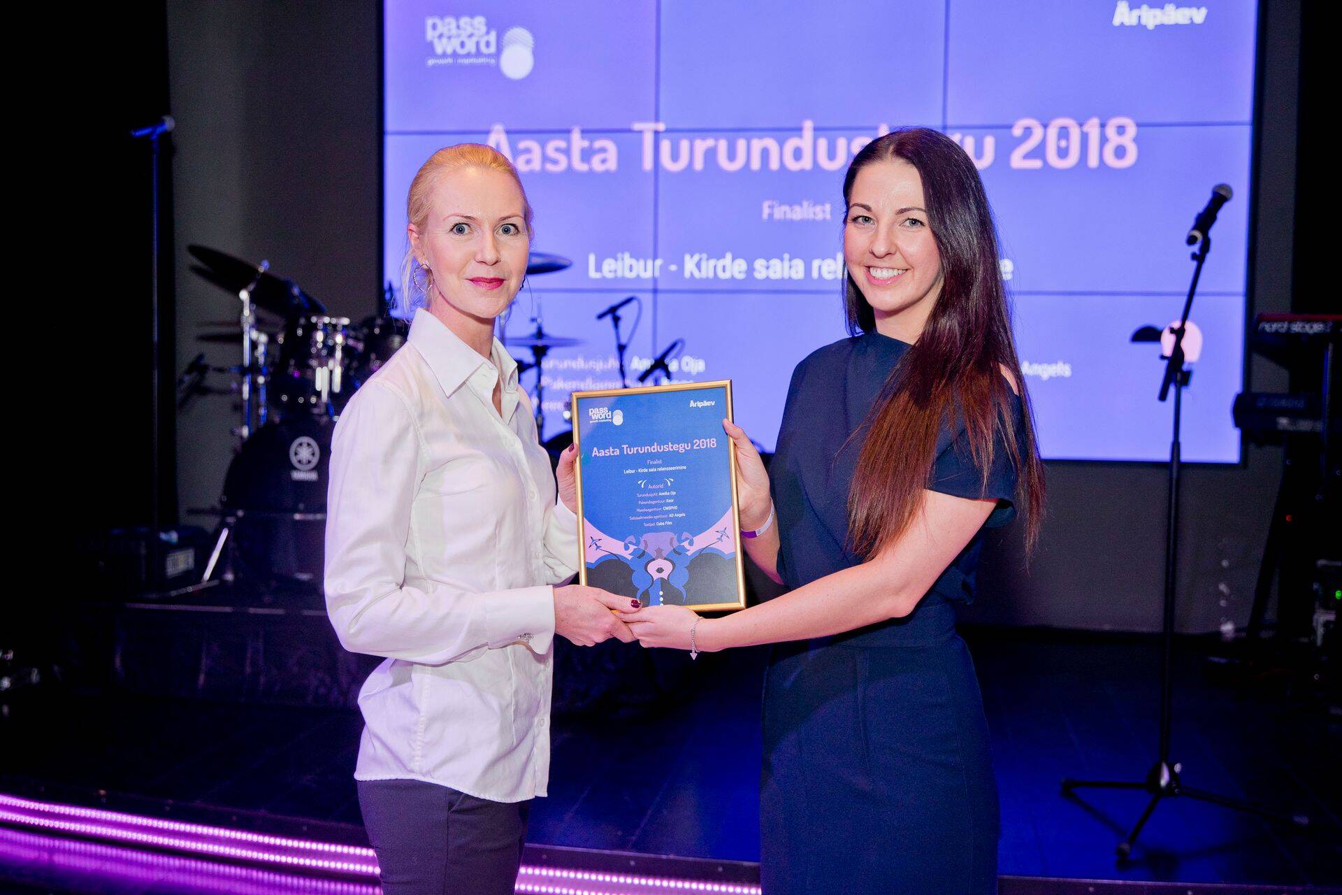 Annika Oja, kes kuulub tänavu Aasta Turundustegu 2019 žüriisse, võtmas vastu Aasta Turundustegu 2018 auhinda Kirde saia relansseerimise eest.