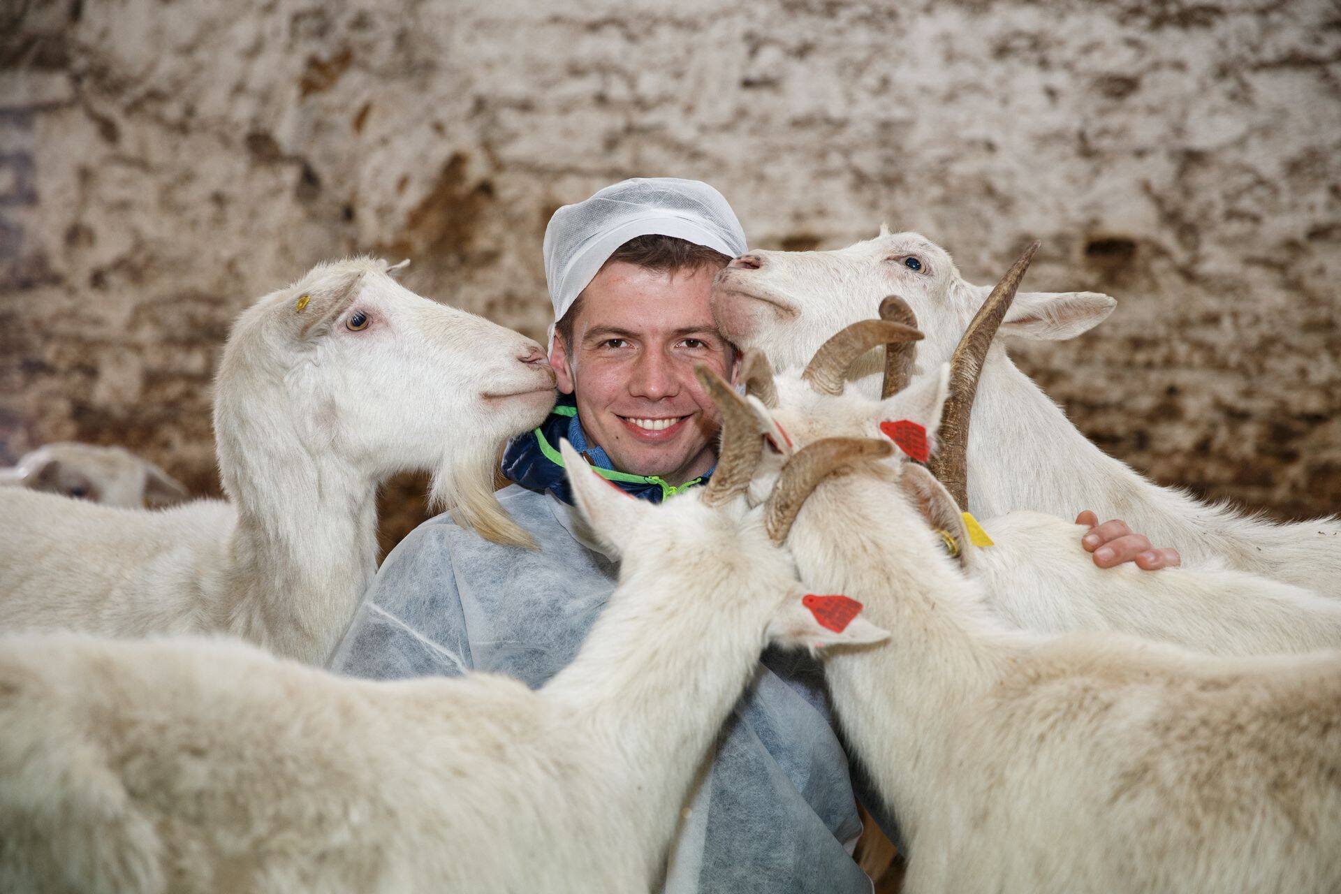 Martin Repinski möllab oma kitsedega.
