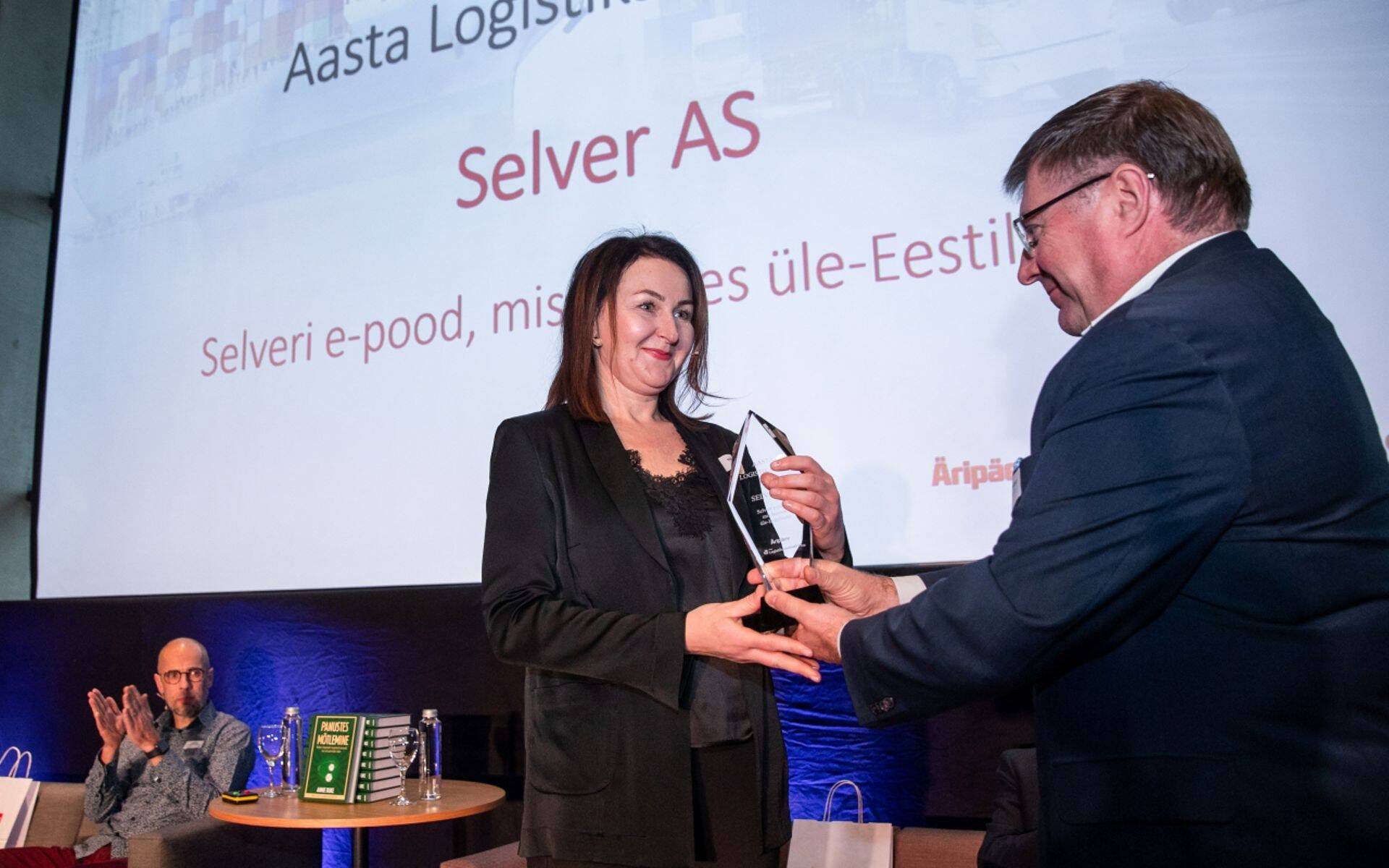 Selveri juhatuse liige Kristi Lomp aihinda le võtmas.