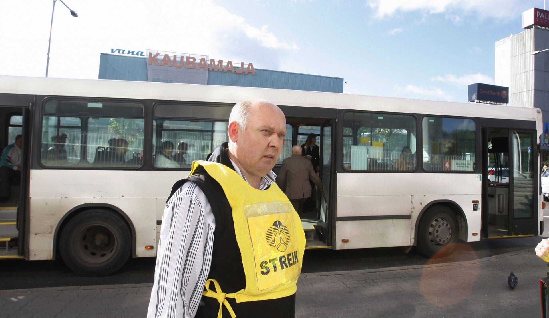 Transpordi Ametiühingu koordinaator Aare Kübarsepp aastaid tagasi toimunud bussijuhtide streigil.