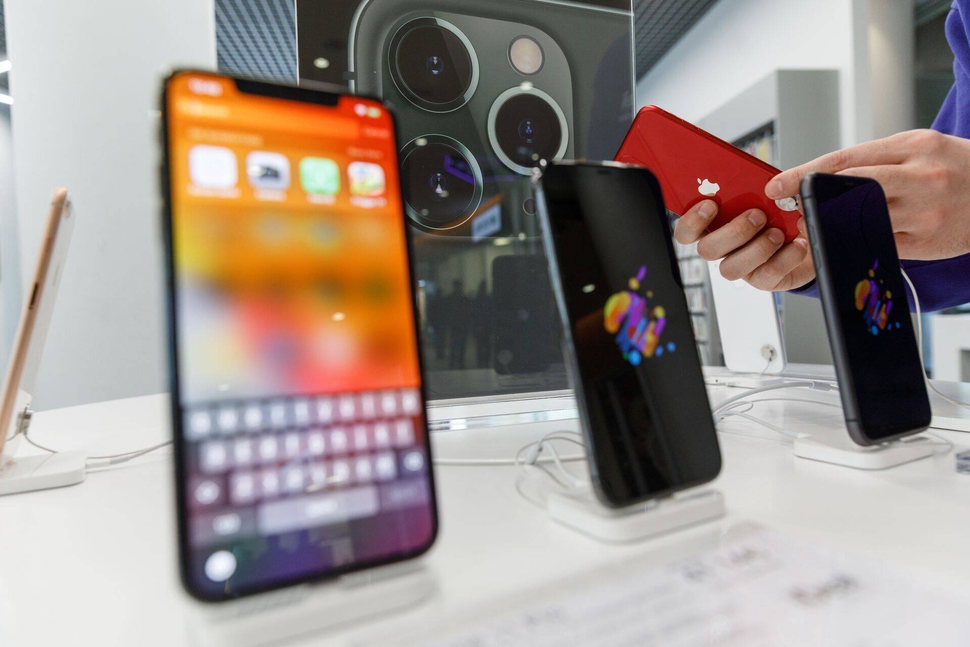 На пятки iPhone наступает более прибыльный сегмент.