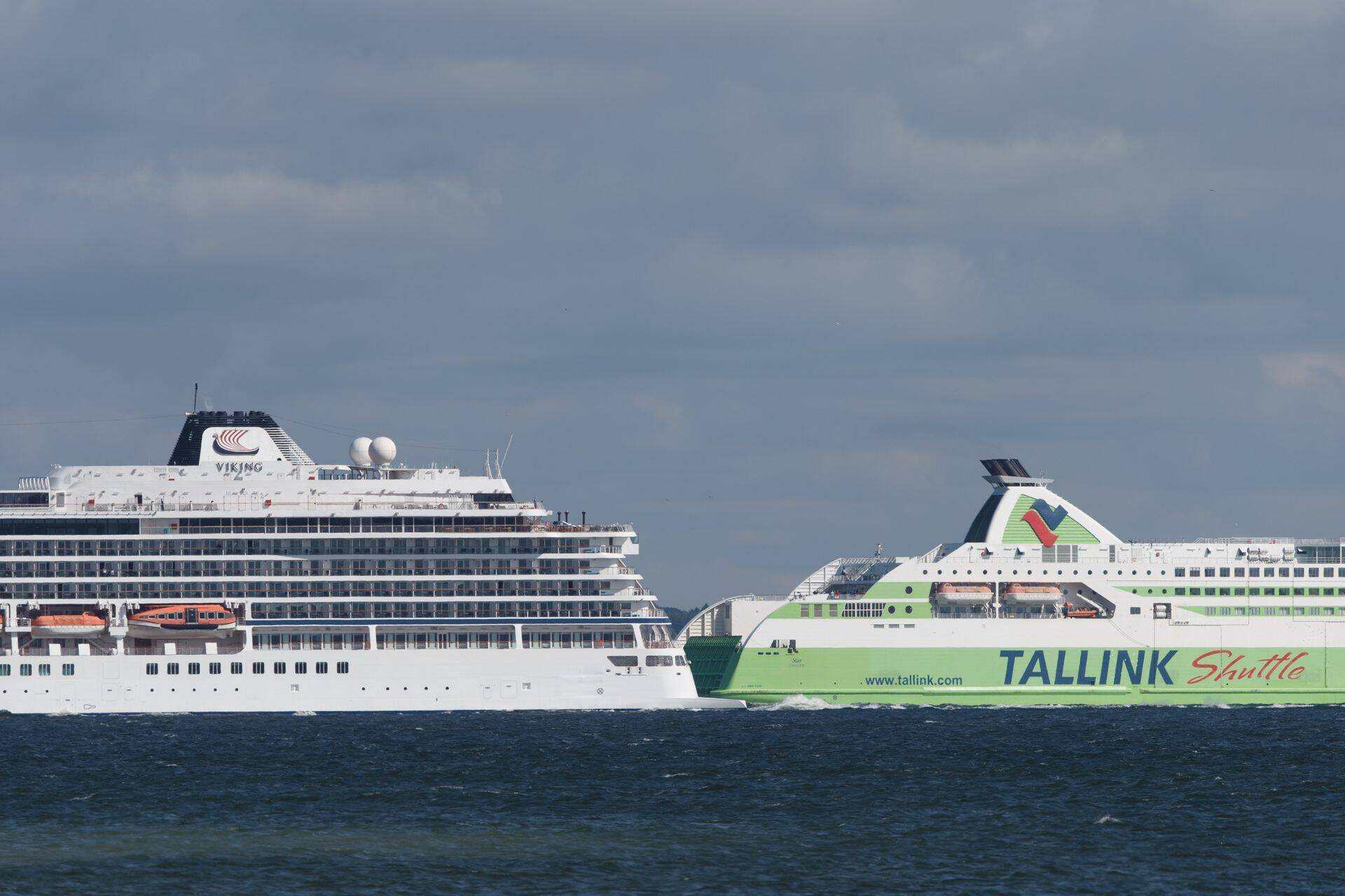Laevad Paljasaare poolsaarest möödumas