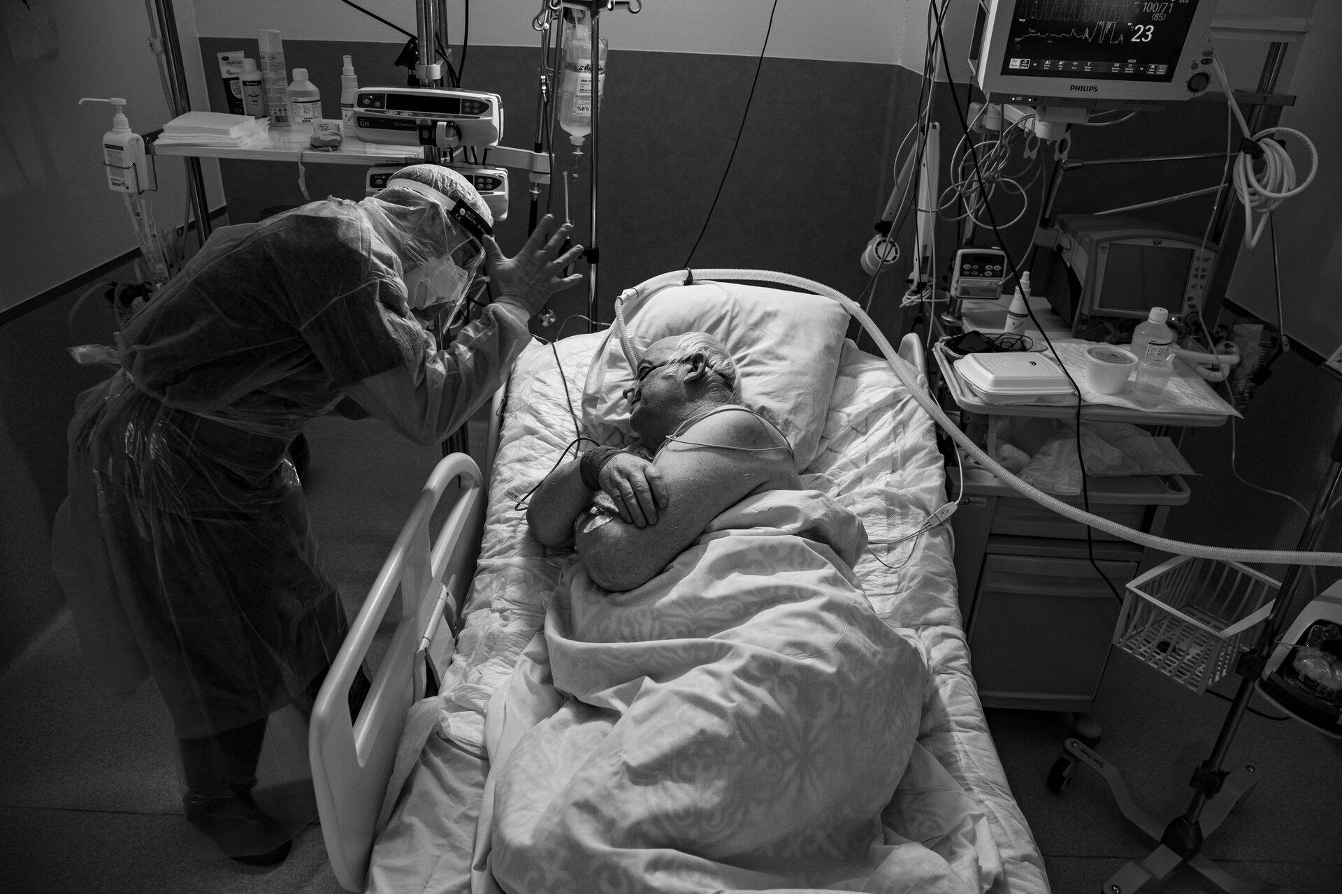 Vladimir oli pildistamise hetkeks Ida- Viru Keskhaiglas olnud kaheksa päeva. Ta tunneb end enda sõnul mitte 100%, aga juba enam-vähem, iga päevaga läheb paremaks. Vladimirist õhkab rõõmsameelsust. Iga päev mõtleb ta sellele, kust ta küll võis selle viiruse saada, aga ei leia vastust. Arsti Maksim Kunevichi sõnul oli patsient kolm päeva raskes seisus ja kardeti, et läheb veel hullemaks. Kunevichi sõnul on peamine puhata. Ta juhendab Vladimiri külje peal olema, see positsioon aitab paremini hingata.