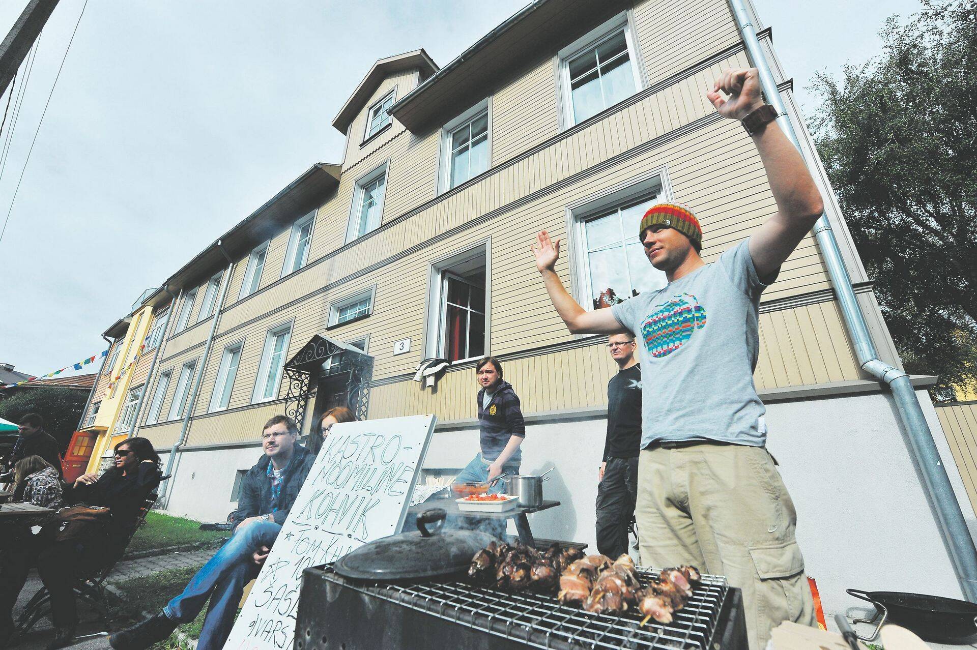 Iga-aastane Uue Maailma tänavafestival hõlmab lisaks mitmekesisele lõbustustekavale ka gastronoomilisi elamusi alates oma aia õuntest ja kodustest kapsapirukatest kuni pipraliha ja tšillimoosini.