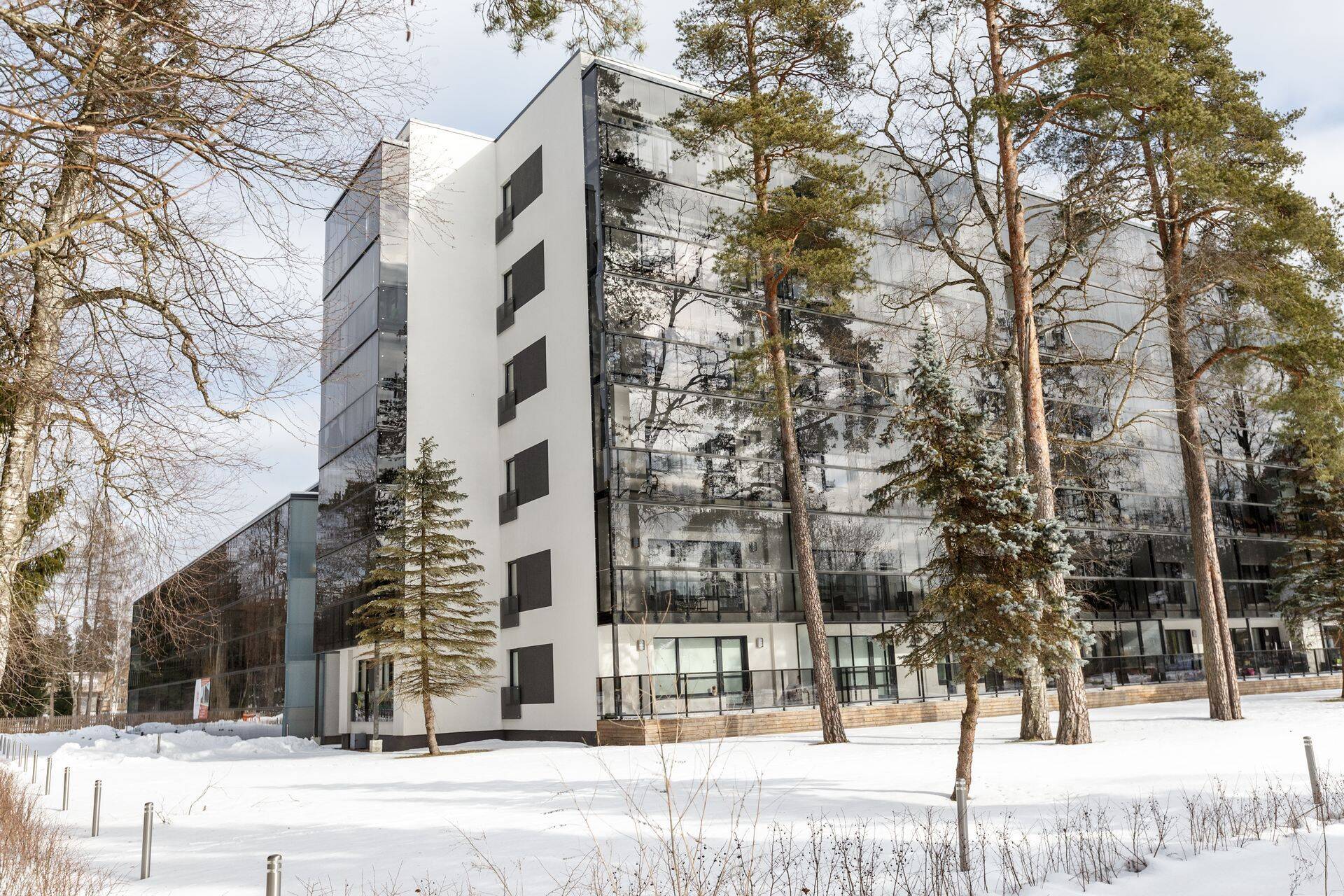 Tuntud investeerimisfirmalt Brave Capital luksuskorterid ostnud elanikud maadlevad kehva ehituskvaliteedi ja arendaja suhtumisega.