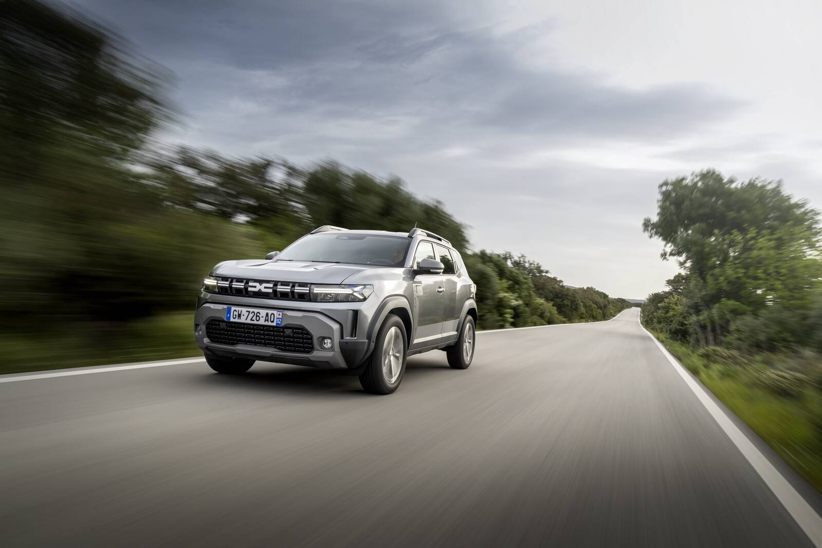 Kui eelmised kaks Dacia Dusteri mudelipõlvkonda olid ühesuguse käekirjaga konservatiivselt kujustatud väikemaasturit, siis uue disain meenutab Robocopi vmt.