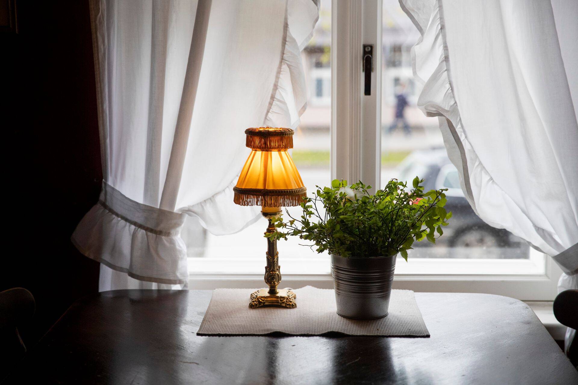 Taksi pubi perenaine Tiina Kalamees käis eriolukorra ajal pubis ja pani akendel tuled põlema.