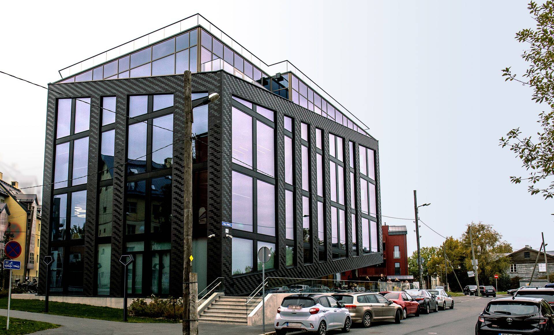 Неплохие условия труда, современное здание в Таллинне, непыльная работа - казалось бы, ничто не предвещало трудового конфликта. Фото иллюстративное.