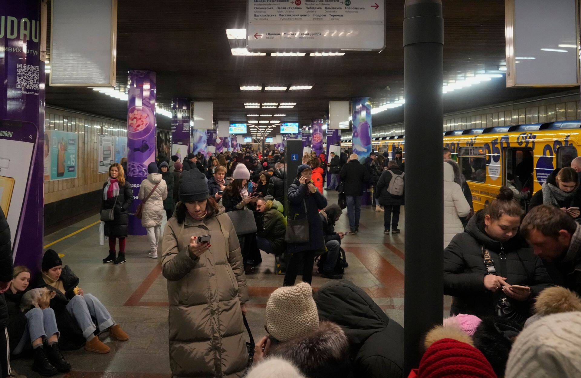 Жители Киева укрываются в остановленном метро во время очередного российского ракетного удара 16 декабря.