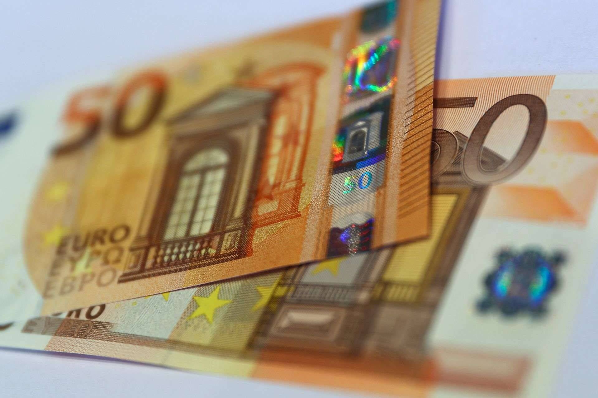 FILE PHOTO: The German Central Bank (Bundesbank) presents the new 50 euro banknote at its headquarters in Frankfurt, Germany, March 16, 2017. REUTERS/Kai Pfaffenbach/File Photo